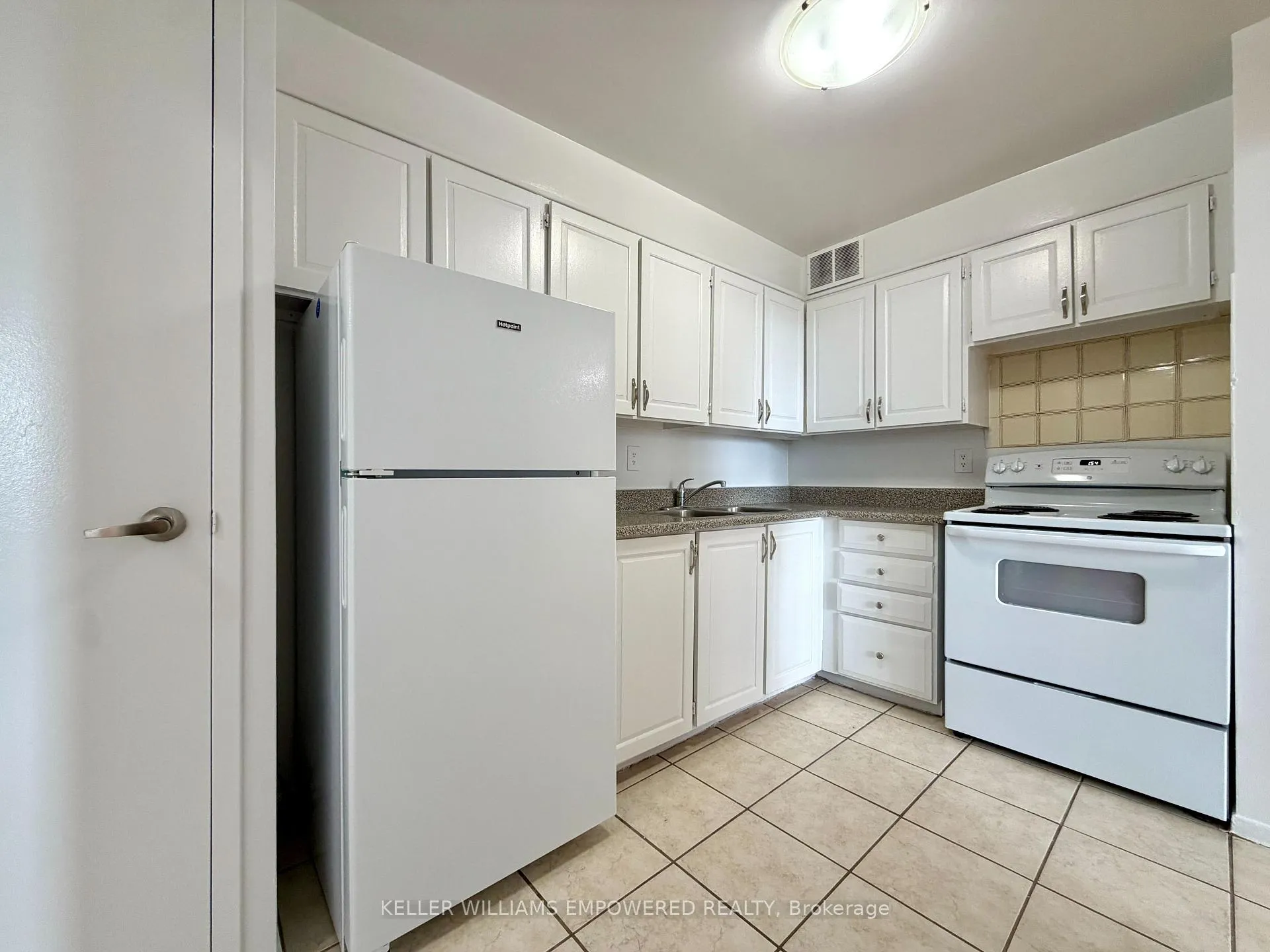 Photo 4 of Unit 807, 225 Davisville Avenue, Toronto, Mount Pleasant West — HOMEH