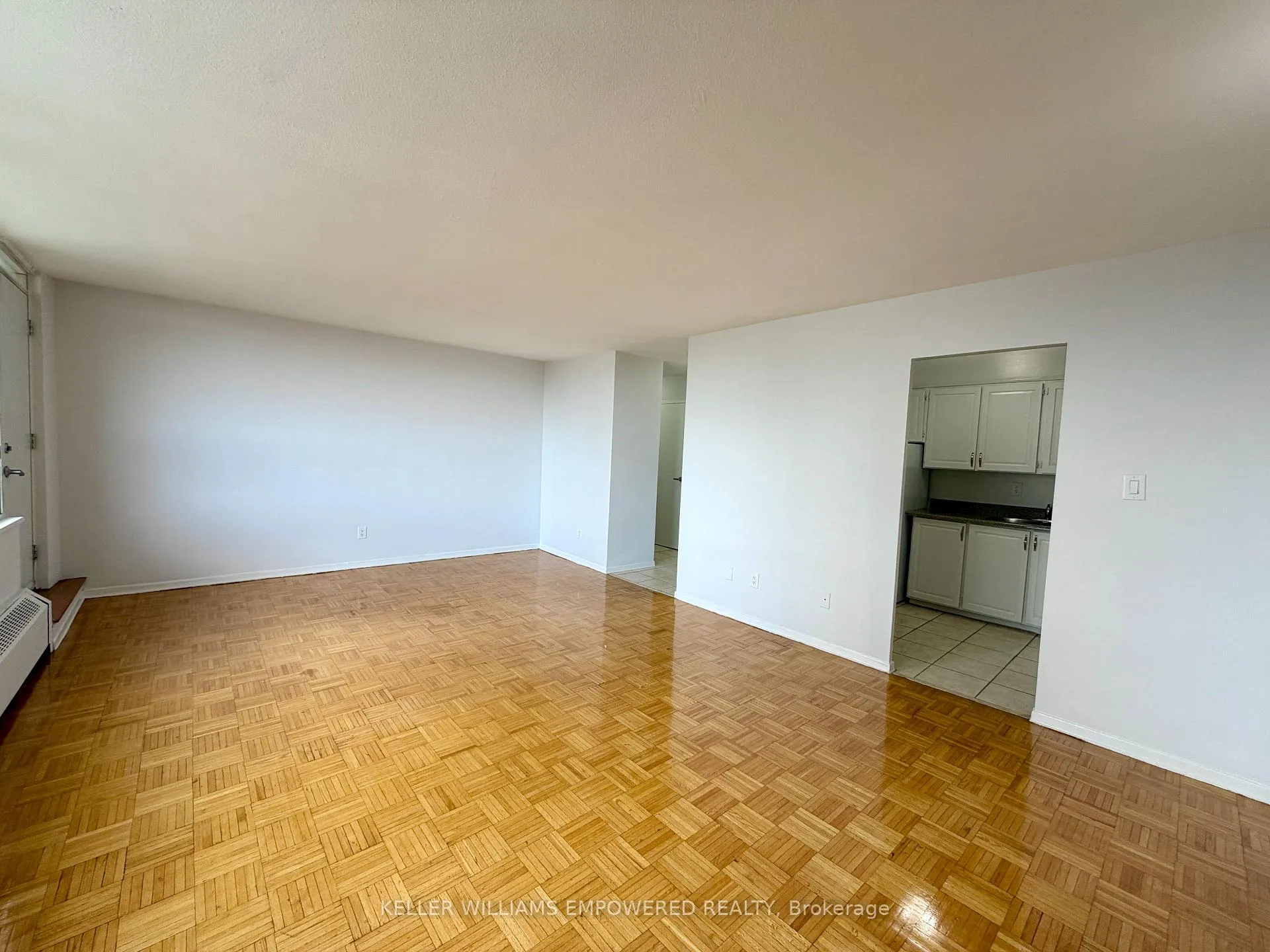 Photo 6 of Unit 807, 225 Davisville Avenue, Toronto, Mount Pleasant West — HOMEH