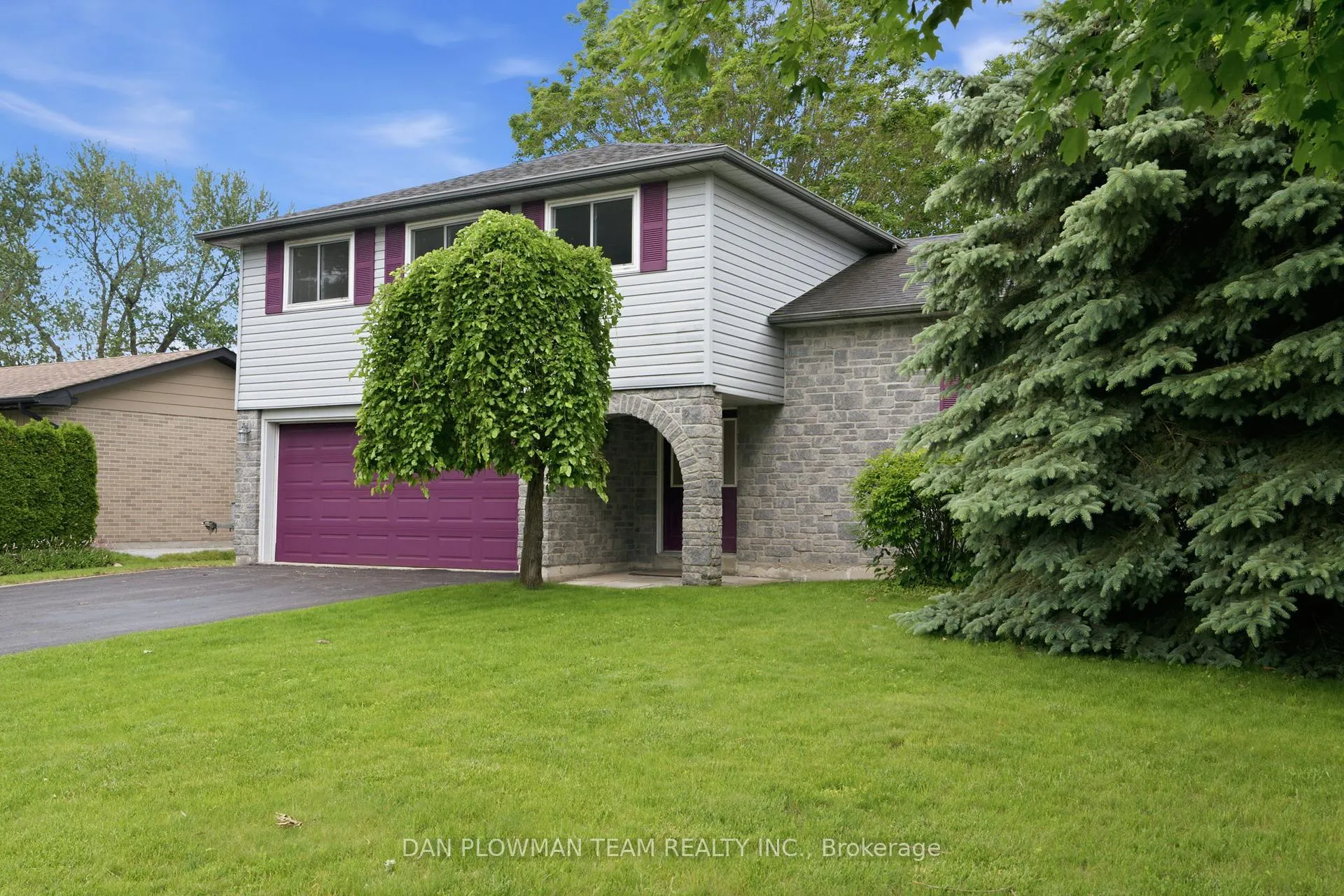 Photo 3 of 11 Mcclarnan Road, Ajax, South East — HOMEH