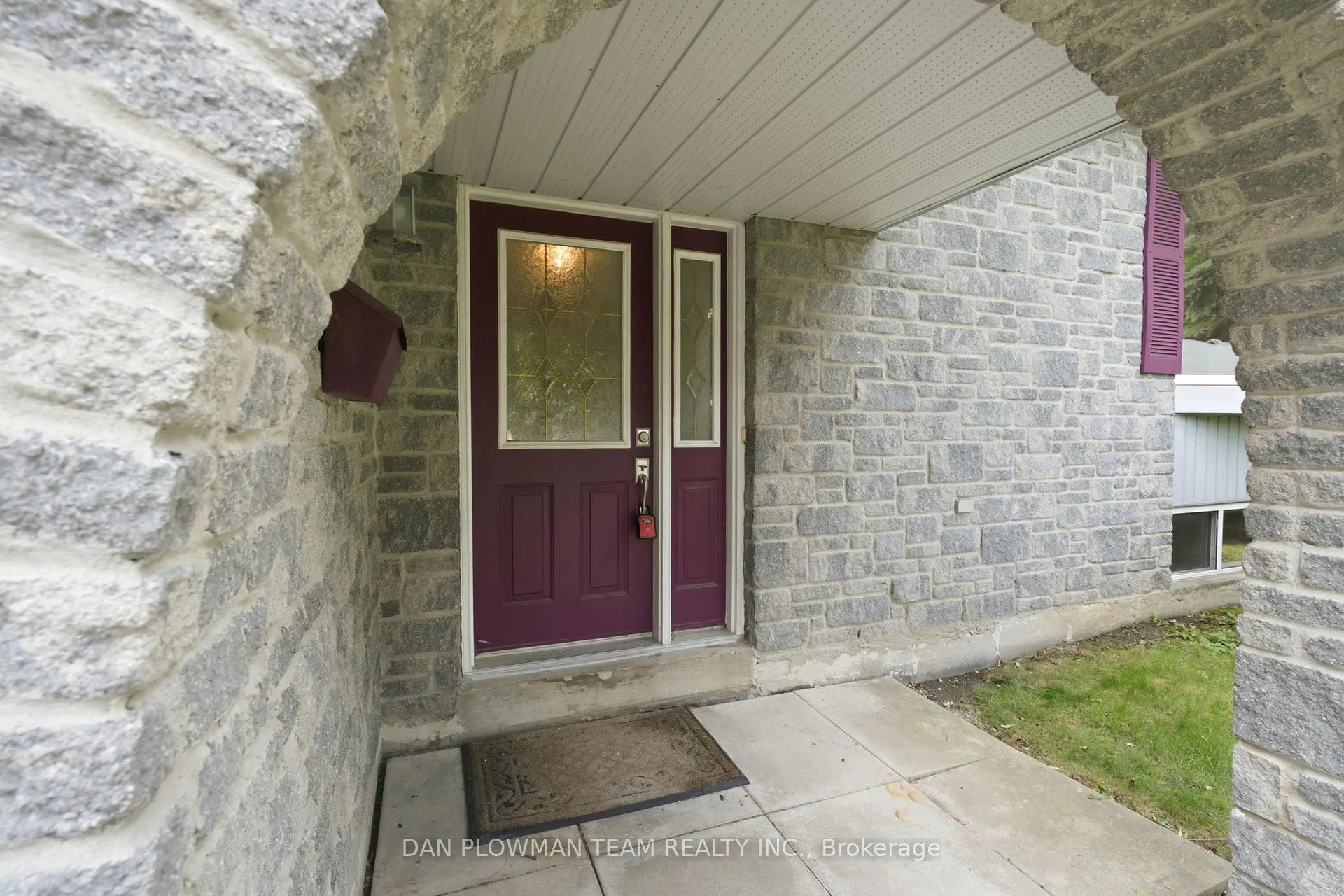 Photo 4 of 11 Mcclarnan Road, Ajax, South East — HOMEH