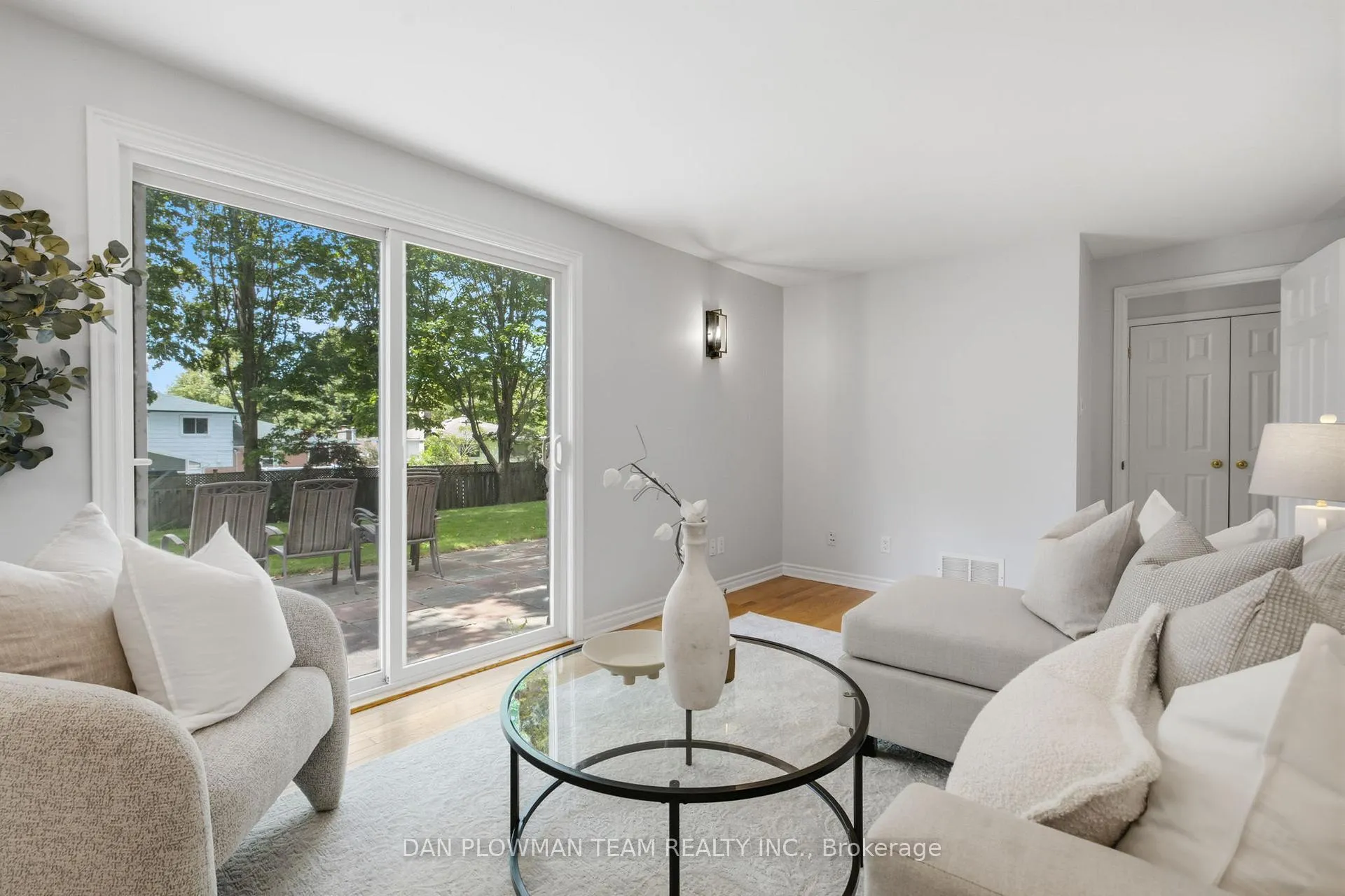 Photo 7 of 11 Mcclarnan Road, Ajax, South East — HOMEH