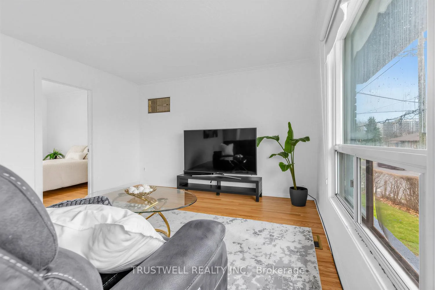 Photo 11 of 2 Del Ria Road, North York, Maple Leaf — HOMEH