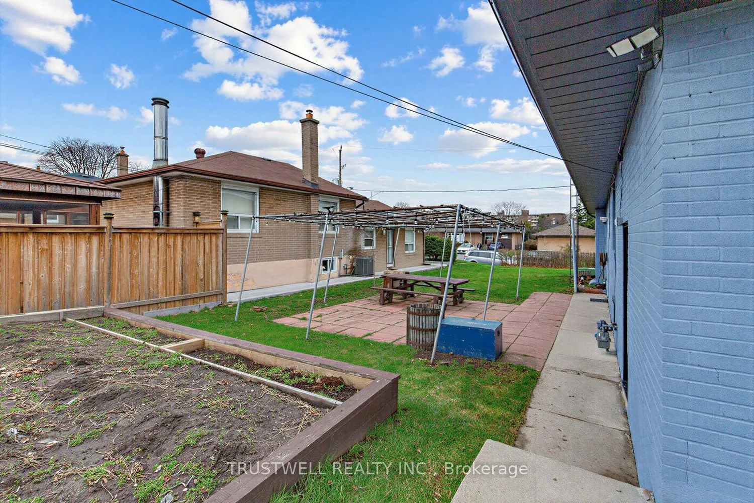 Photo 31 of 2 Del Ria Road, North York, Maple Leaf — HOMEH