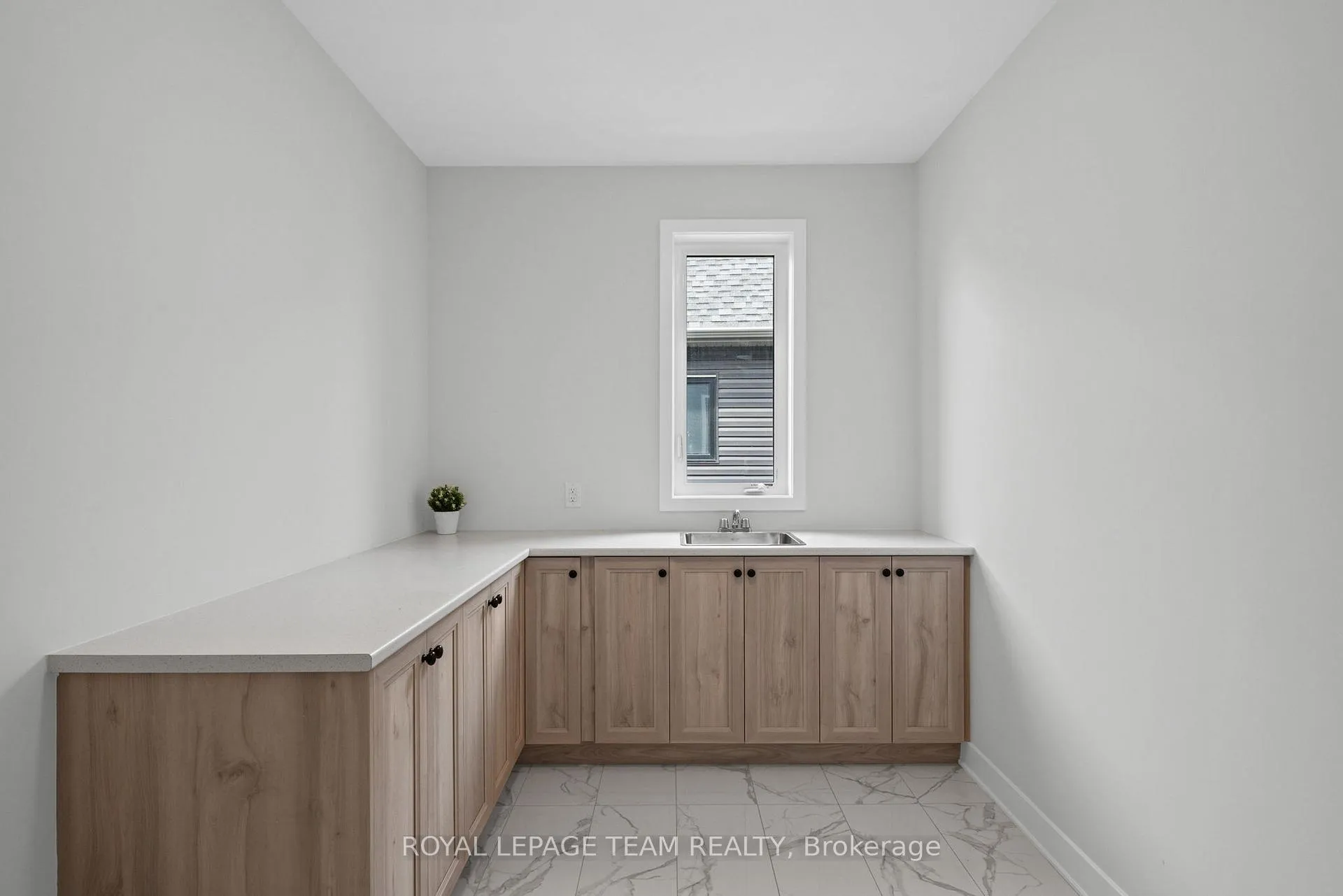 Photo 40 of 590 Anchor Circle, Ottawa, Mahogany Community — HOMEH