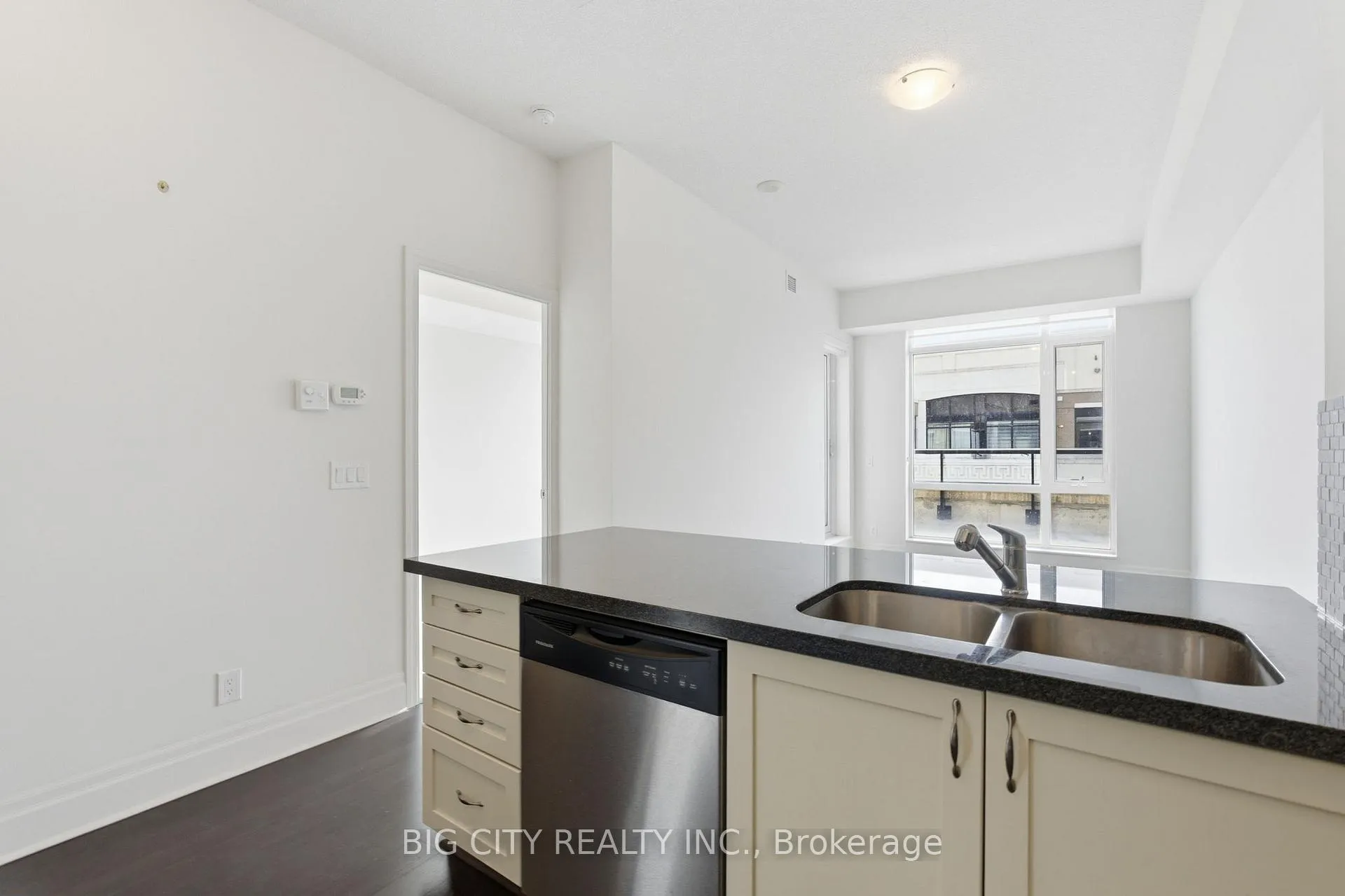Photo 14 of Unit 1005, 131 Upper Duke Crescent, Markham, Unionville — HOMEH