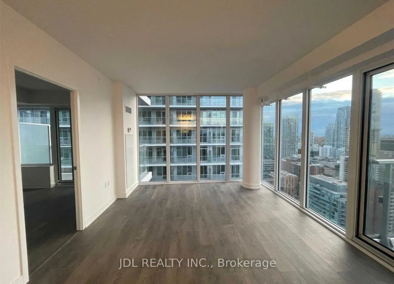 Photo 3 of Unit 3009, 99 Broadway Avenue, Toronto, Mount Pleasant West — HOMEH