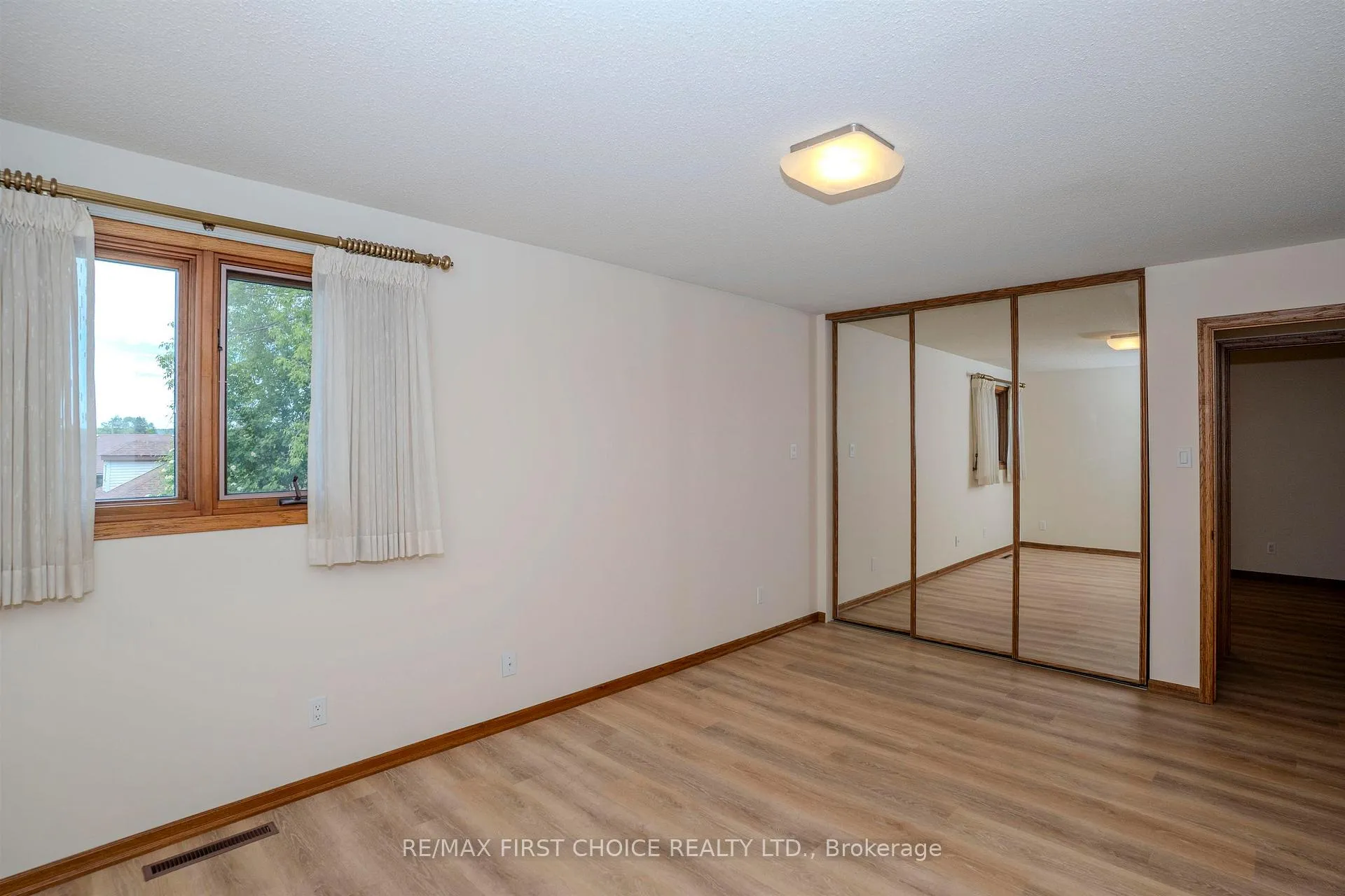 Photo 14 of 110 Albany Street, Thunder Bay, Shuniah — HOMEH