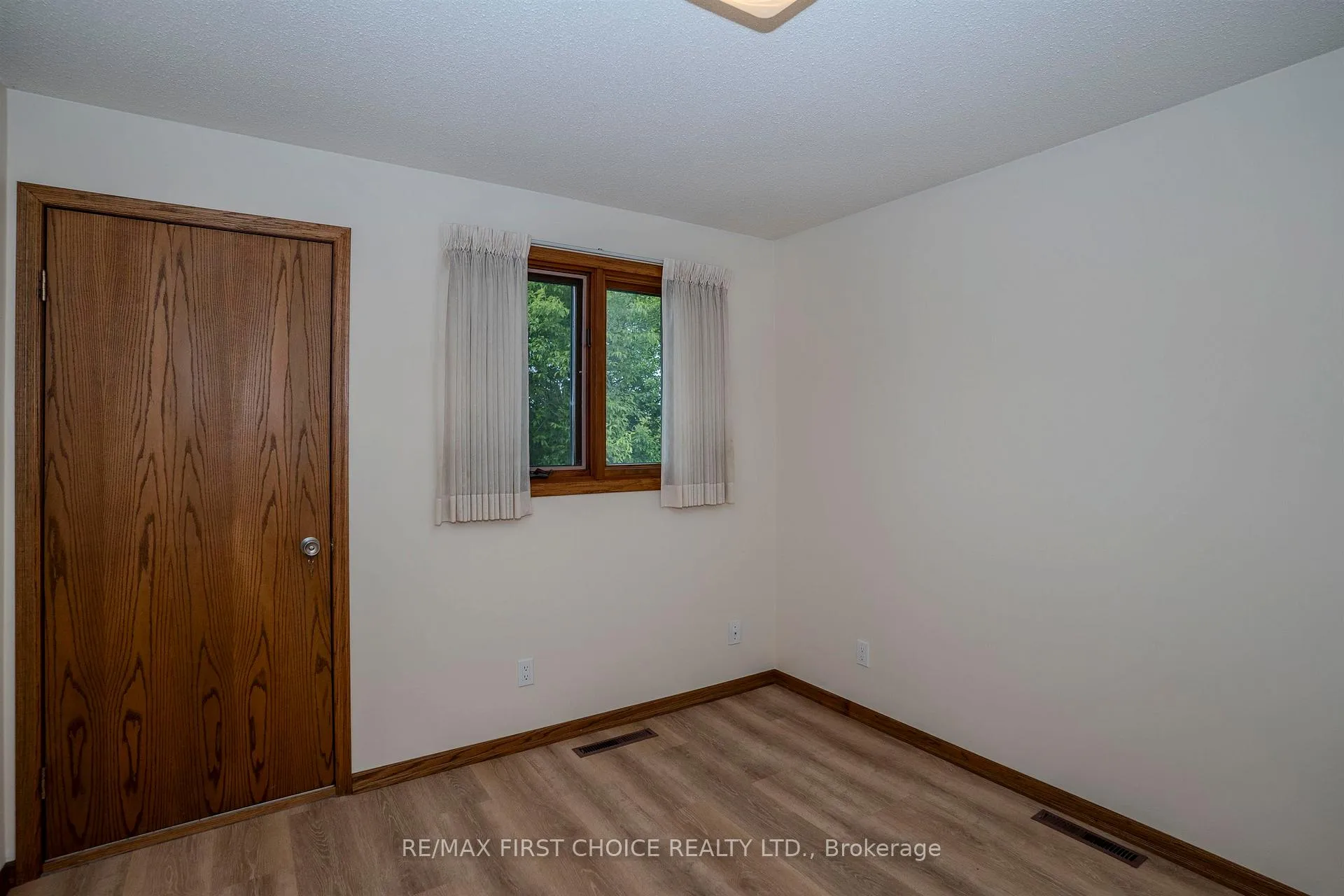 Photo 17 of 110 Albany Street, Thunder Bay, Shuniah — HOMEH