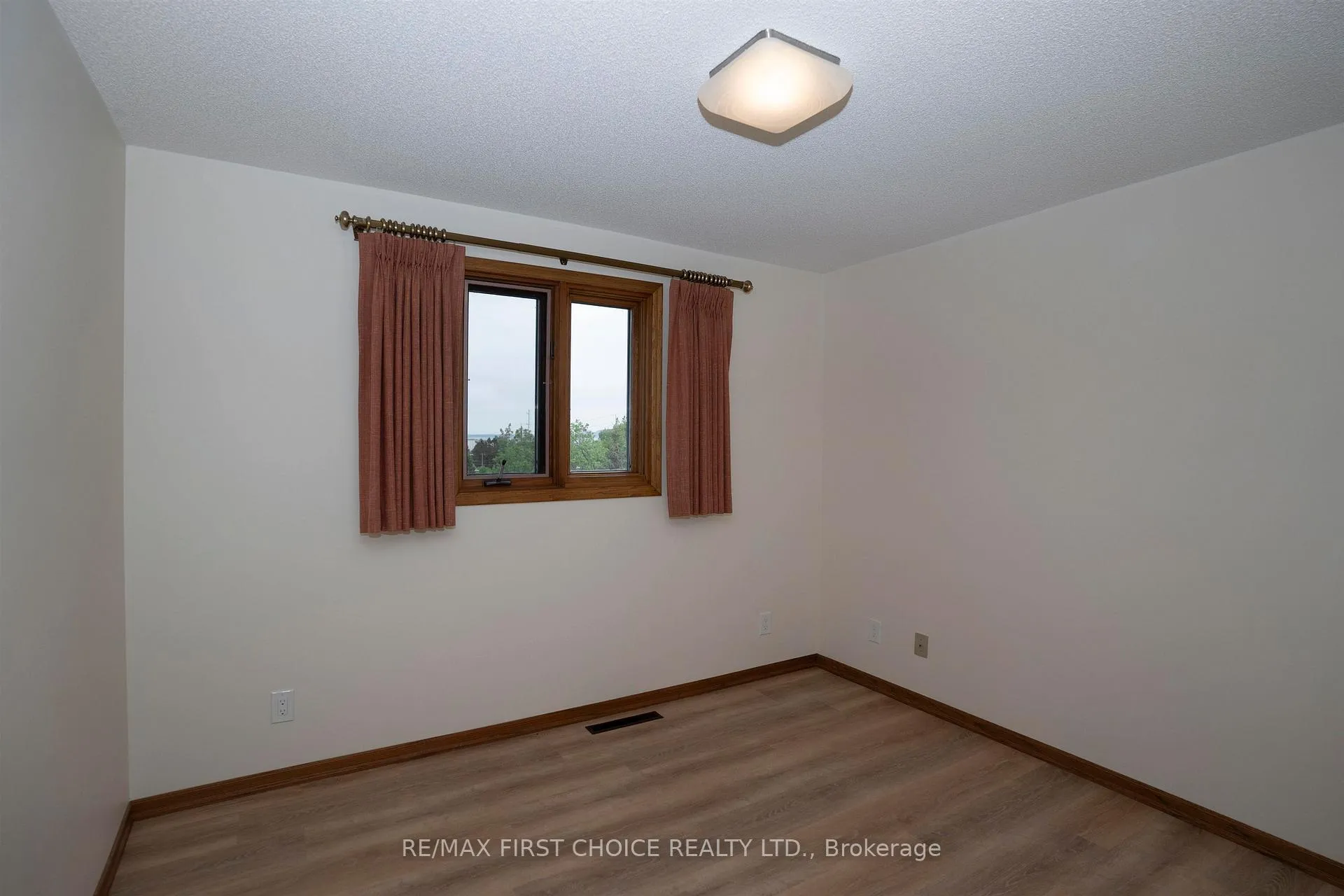 Photo 18 of 110 Albany Street, Thunder Bay, Shuniah — HOMEH