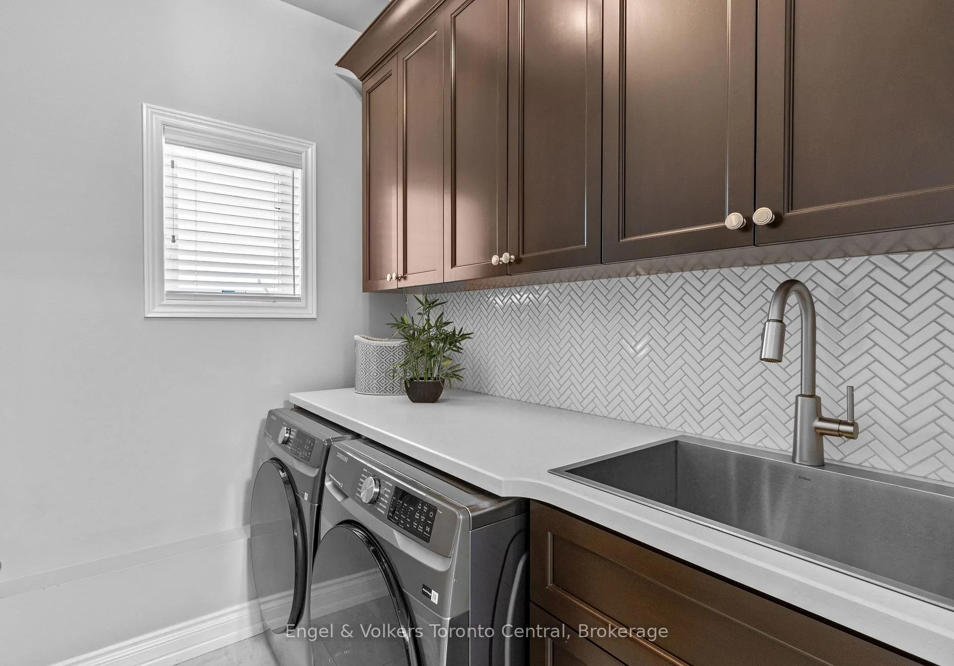 Photo 24 of 42 Silver Crescent, Collingwood — HOMEH