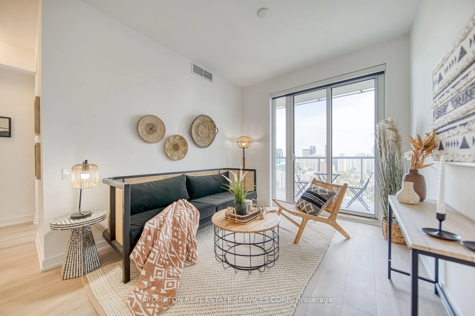 Photo 4 of Unit 806, 3 Gloucester Street, Toronto, Church-Yonge Corridor — HOMEH