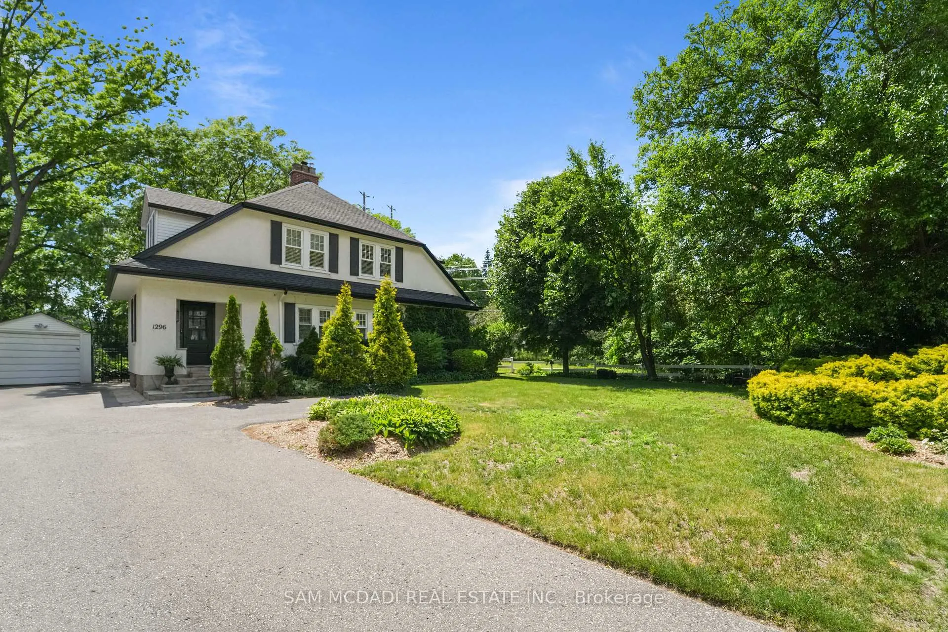 Front of 1296 Clarkson Road N