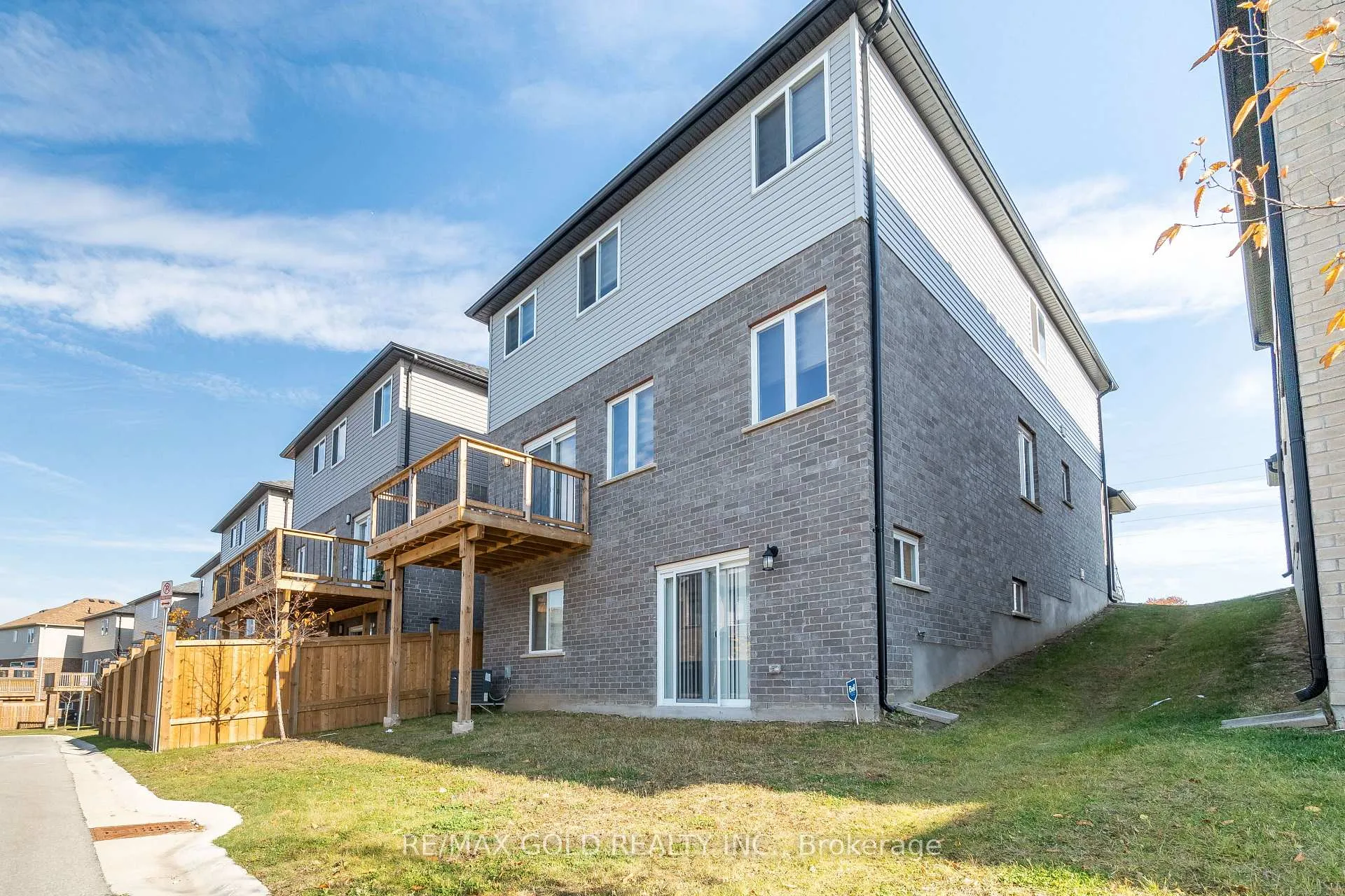 Photo 50 of 2591 Sheffield Boulevard, London, South U — HOMEH