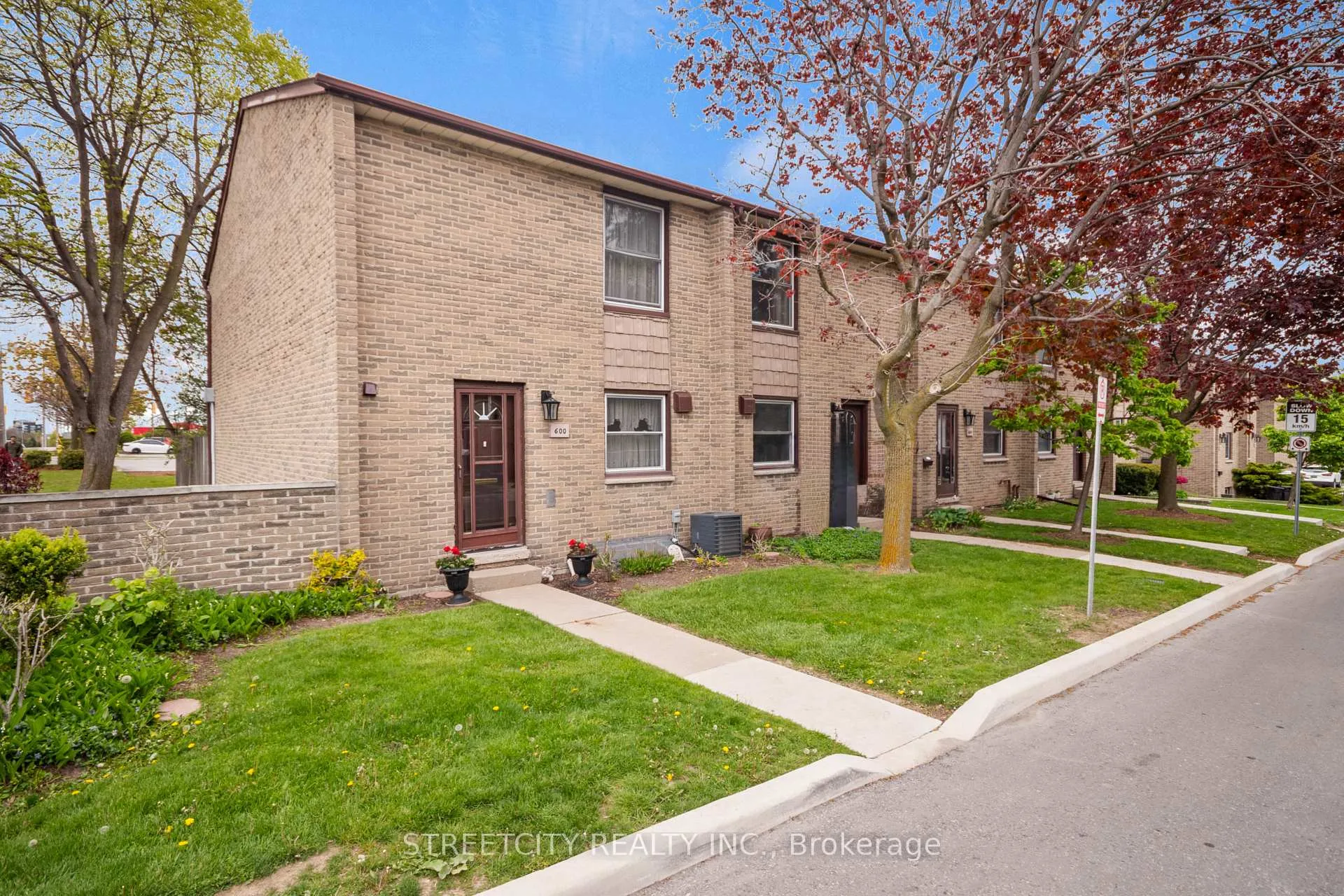 Front of 600 Wonderland Road S