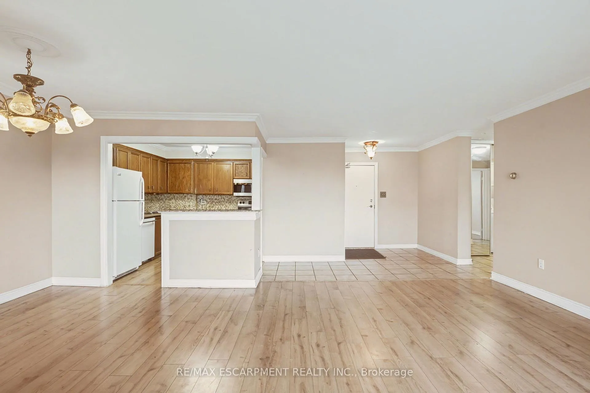 Photo 6 of Unit 218, 500 Green Road, Hamilton, Lakeshore — HOMEH