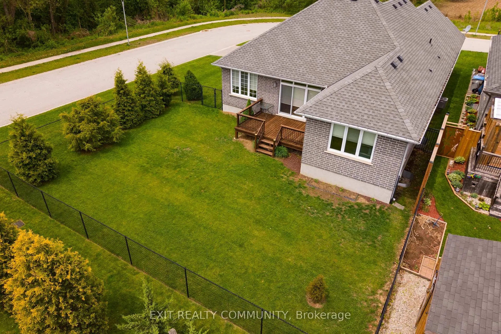 Photo 3 of 598 Bennett Crescent, Strathroy-Caradoc, Rural Strathroy-Caradoc — HOMEH
