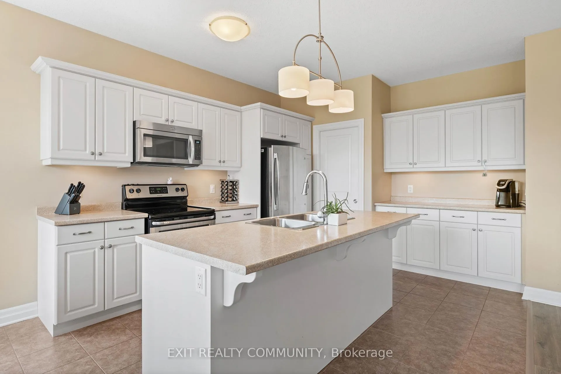 Photo 7 of 598 Bennett Crescent, Strathroy-Caradoc, Rural Strathroy-Caradoc — HOMEH
