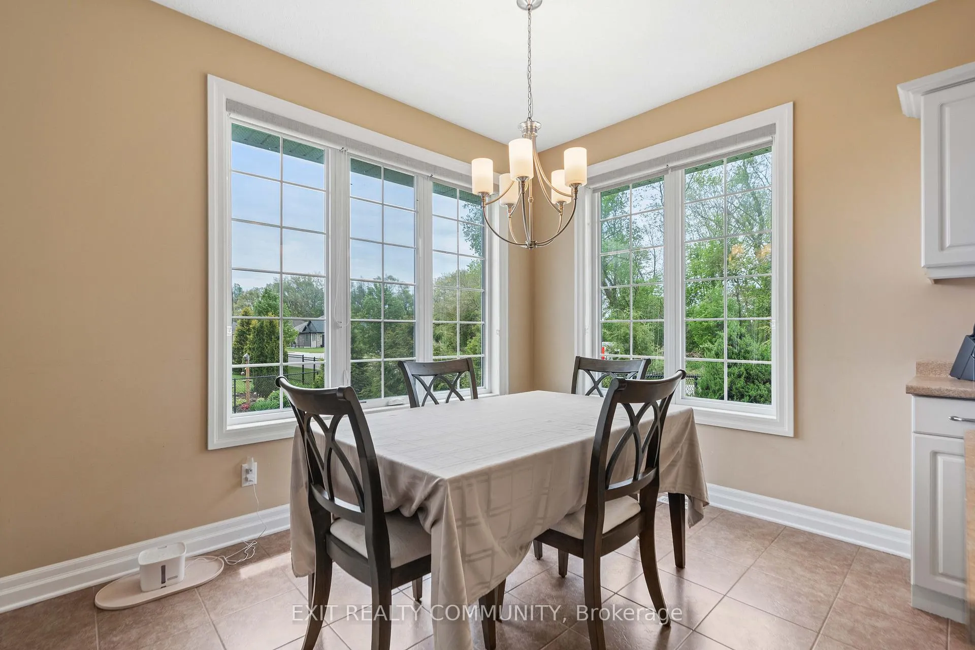 Photo 8 of 598 Bennett Crescent, Strathroy-Caradoc, Rural Strathroy-Caradoc — HOMEH