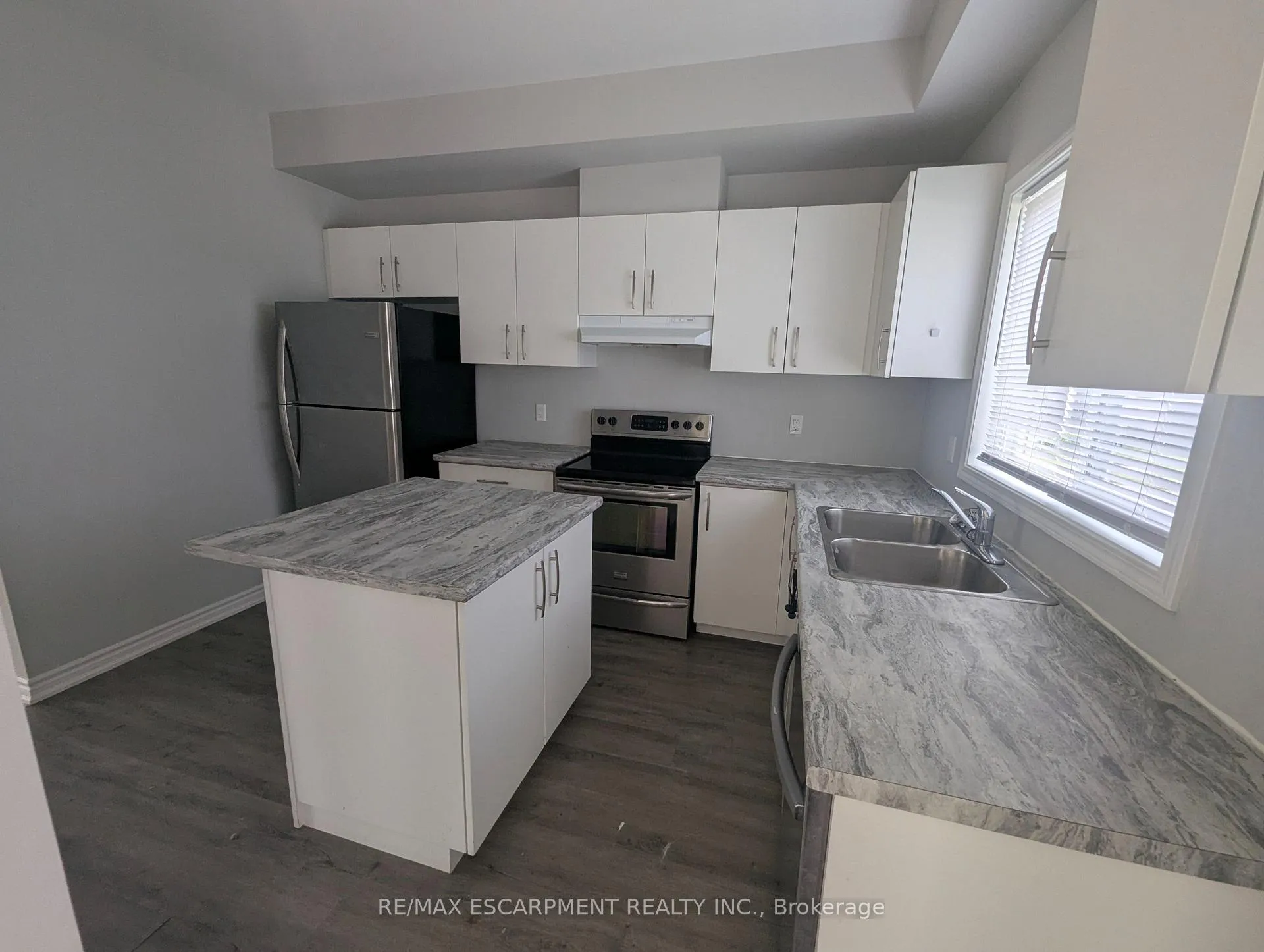 Photo 4 of 82 St George Street, Welland, Broadway — HOMEH