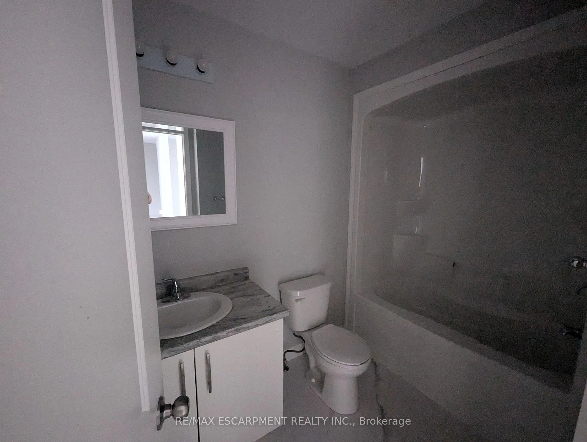 Photo 8 of 82 St George Street, Welland, Broadway — HOMEH