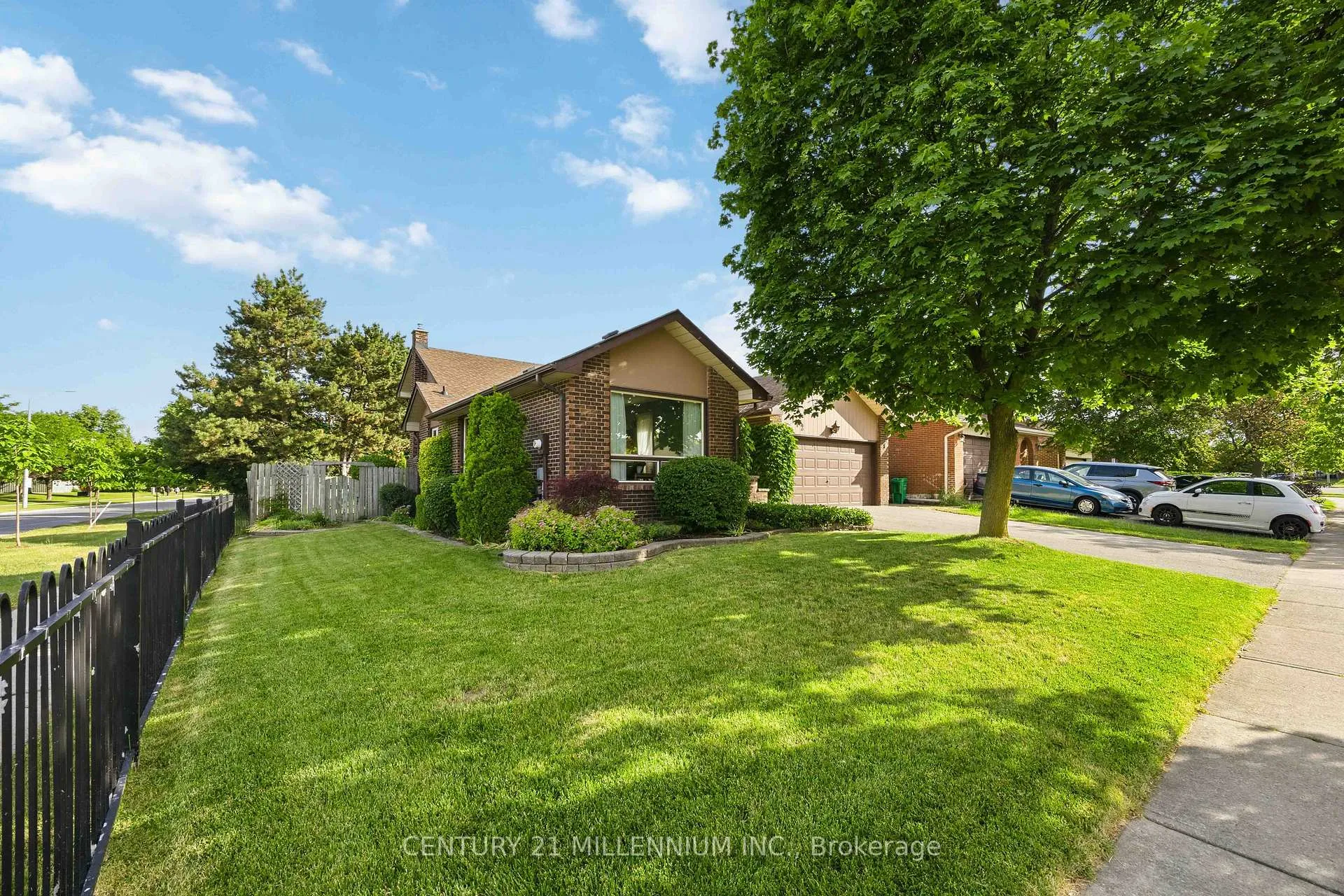 Photo 3 of 112 Blackthorn Lane, Brampton, Brampton North — HOMEH