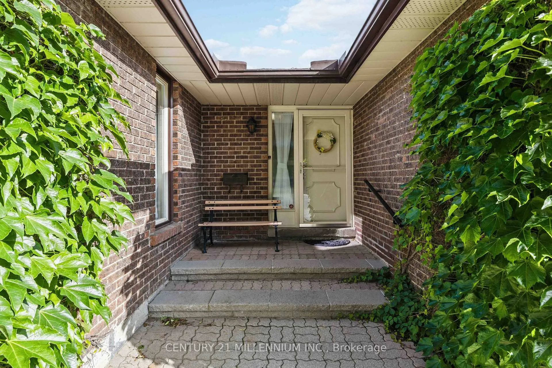 Photo 4 of 112 Blackthorn Lane, Brampton, Brampton North — HOMEH
