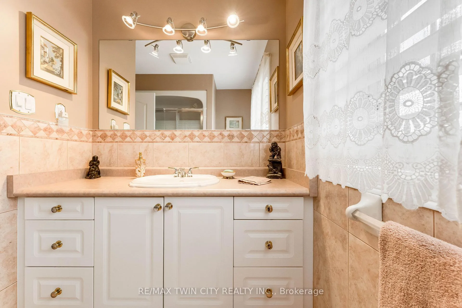 Photo 27 of 60 Chandos Drive, Kitchener, Centreville Chicopee — HOMEH