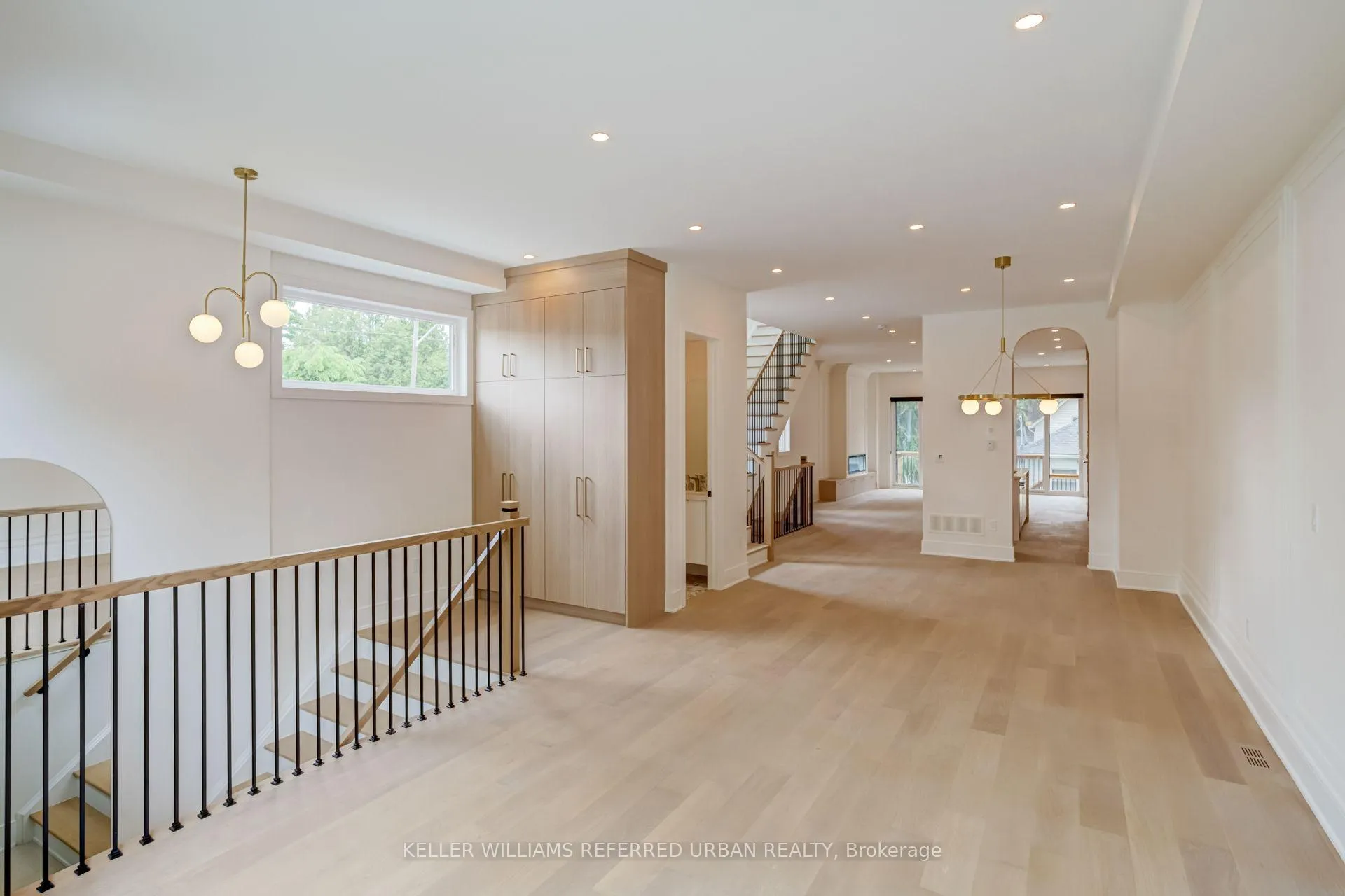 Photo 3 of 39 Wesley Avenue, Mississauga, Port Credit — HOMEH