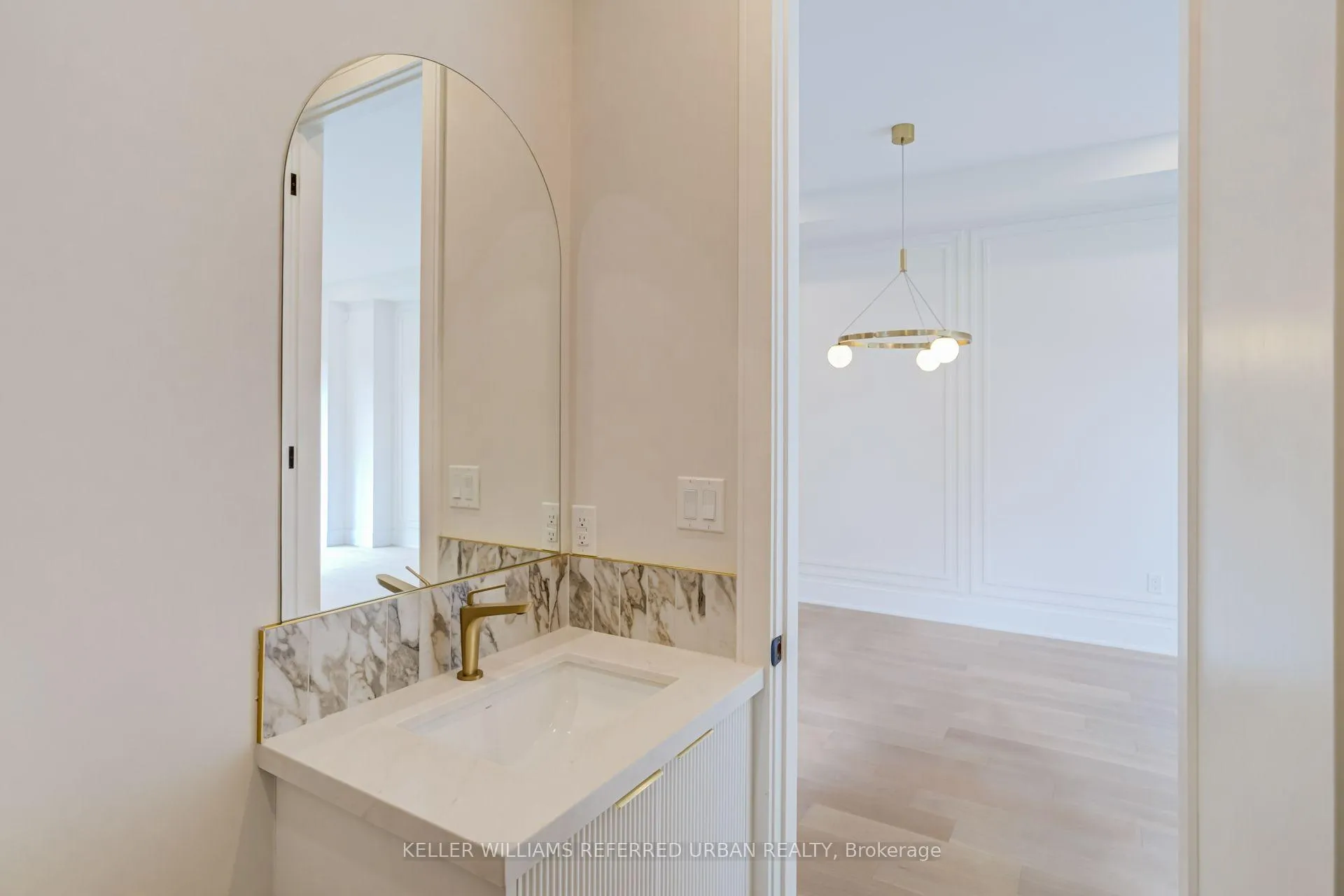 Photo 7 of 39 Wesley Avenue, Mississauga, Port Credit — HOMEH