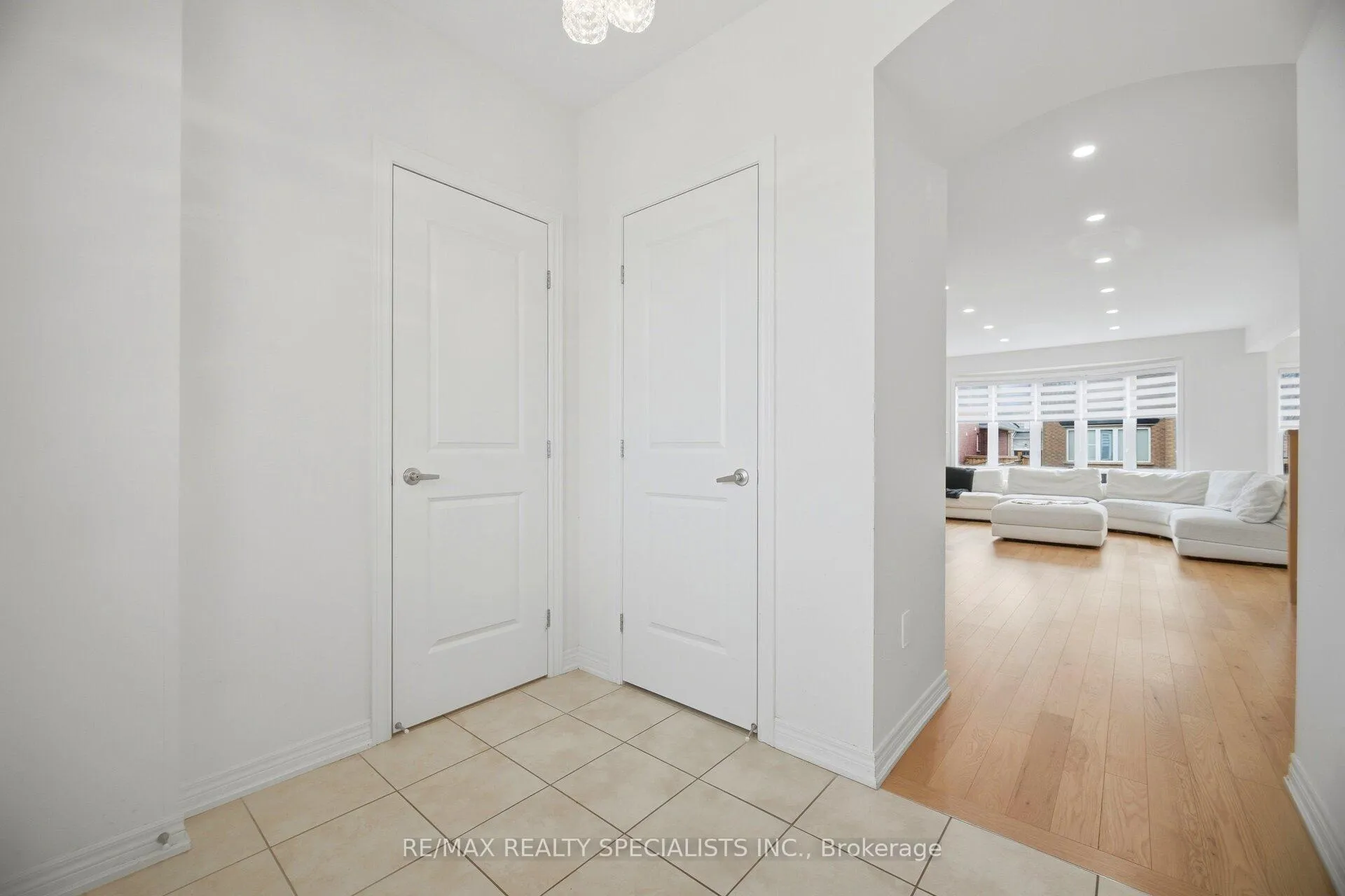 Photo 4 of 182 Whittington Drive, Hamilton, Meadowlands — HOMEH