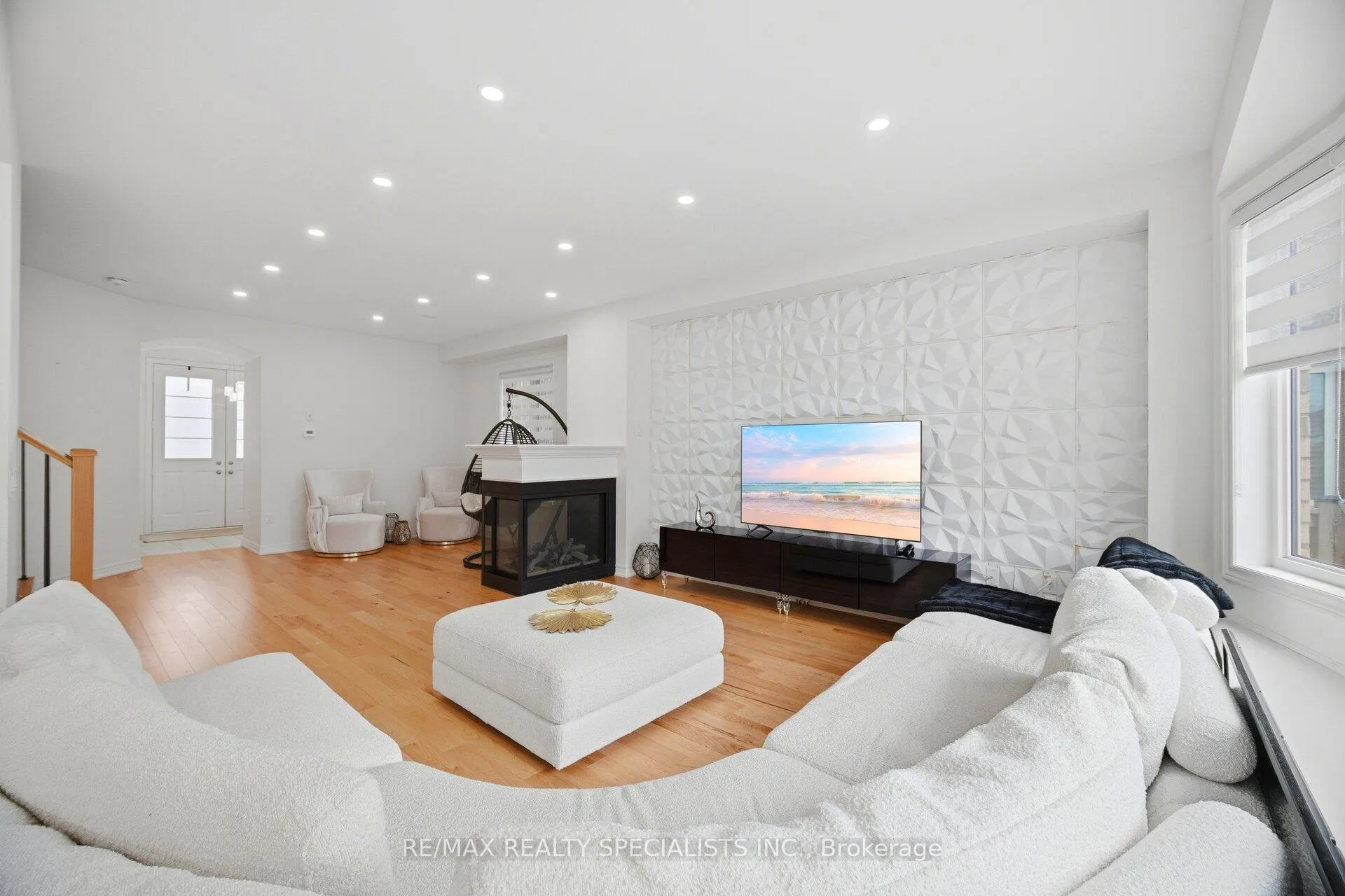 Photo 9 of 182 Whittington Drive, Hamilton, Meadowlands — HOMEH
