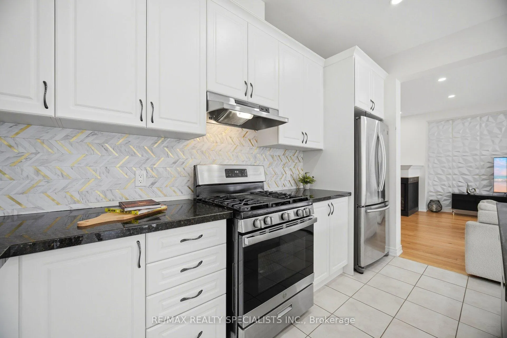 Photo 16 of 182 Whittington Drive, Hamilton, Meadowlands — HOMEH