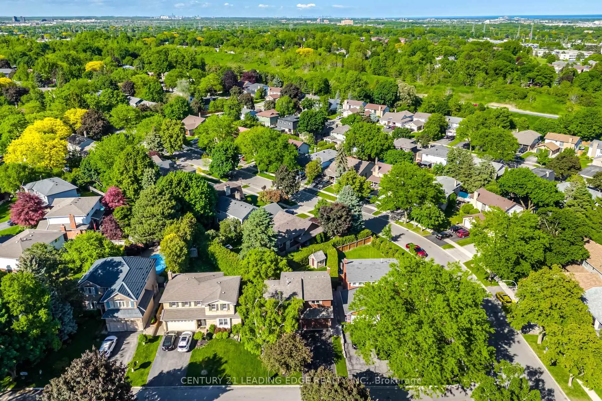 Photo 2 of 2203 Previn Court, Burlington, Brant Hills — HOMEH