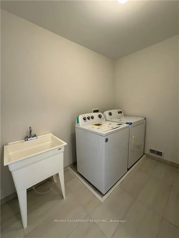Photo 15 of 29 Gilham Way, Brant, Paris — HOMEH