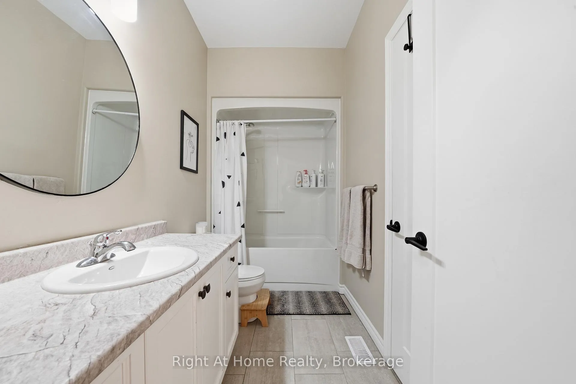 Photo 19 of 27 Redwood Drive, Belleville, Thurlow Ward — HOMEH