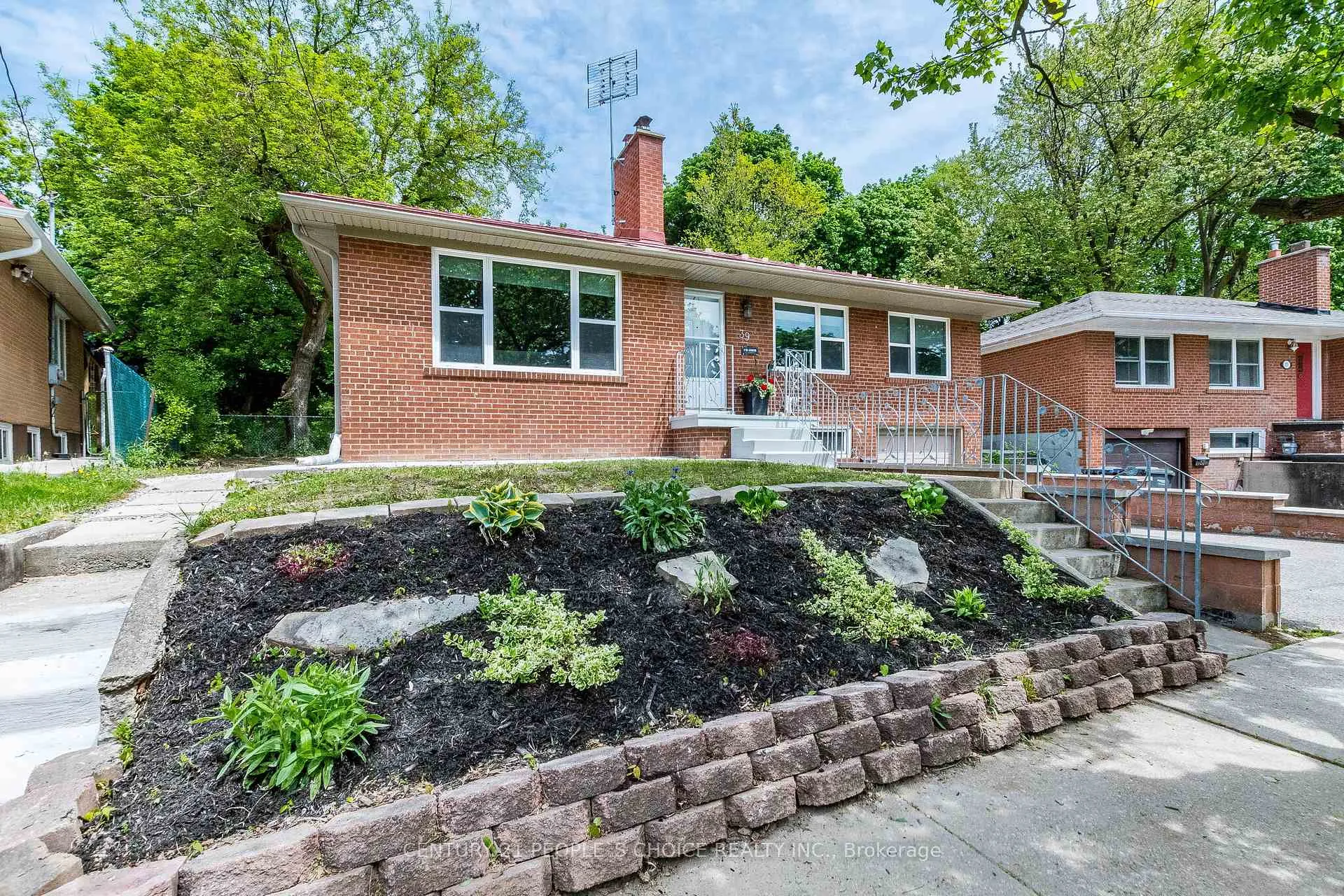 Photo 3 of 39 Meadowland Drive, Brampton, Brampton East — HOMEH