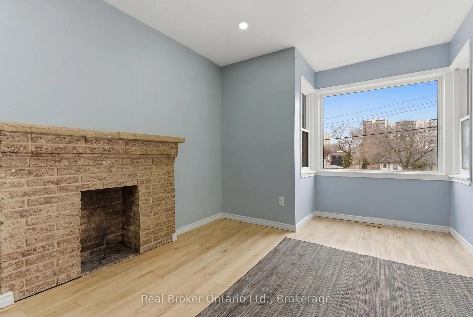 Photo 8 of 880 Lawrence Road, Hamilton, Bartonville — HOMEH