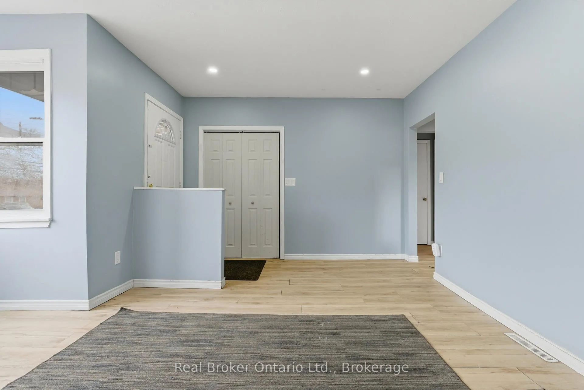 Photo 13 of 880 Lawrence Road, Hamilton, Bartonville — HOMEH