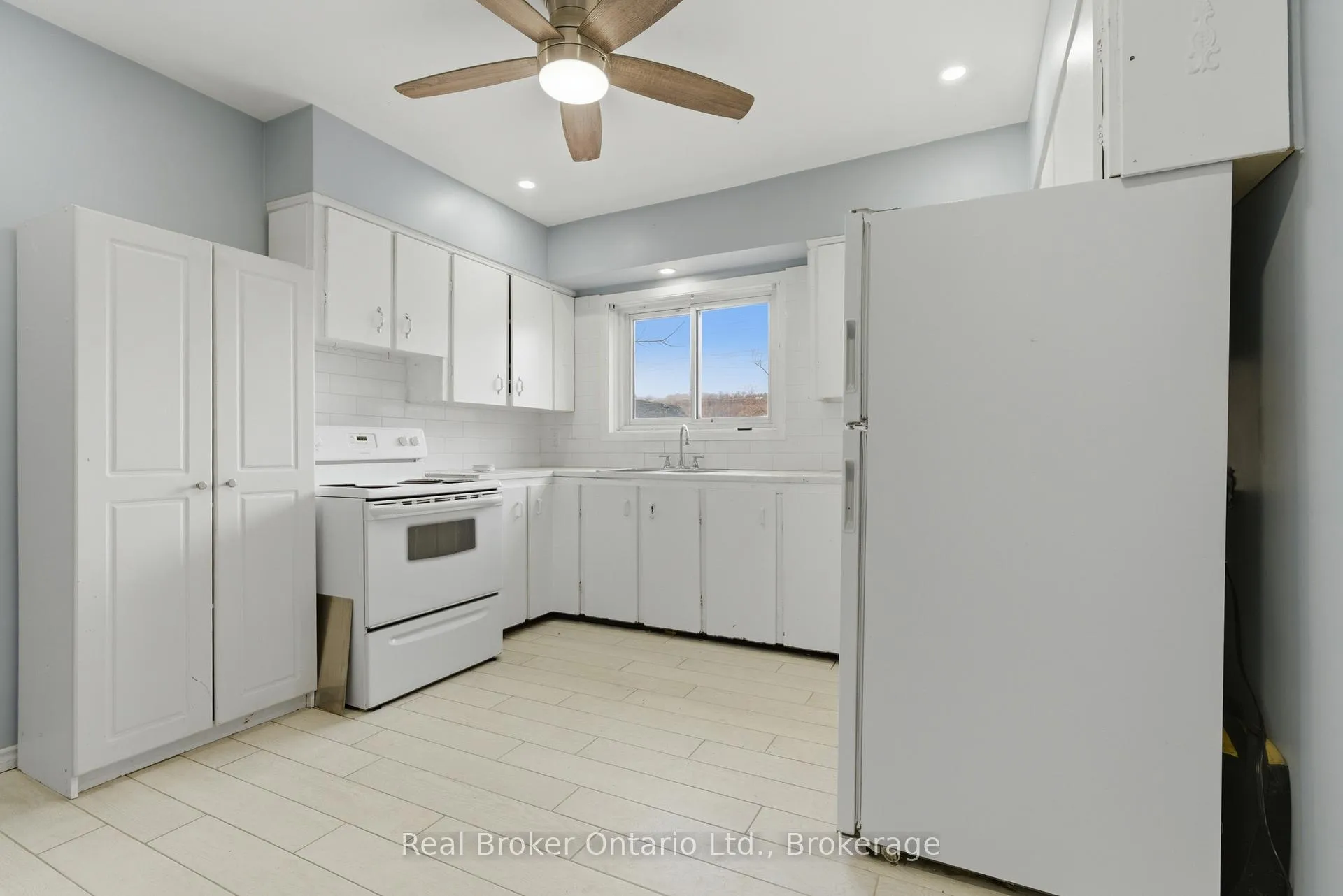 Photo 14 of 880 Lawrence Road, Hamilton, Bartonville — HOMEH