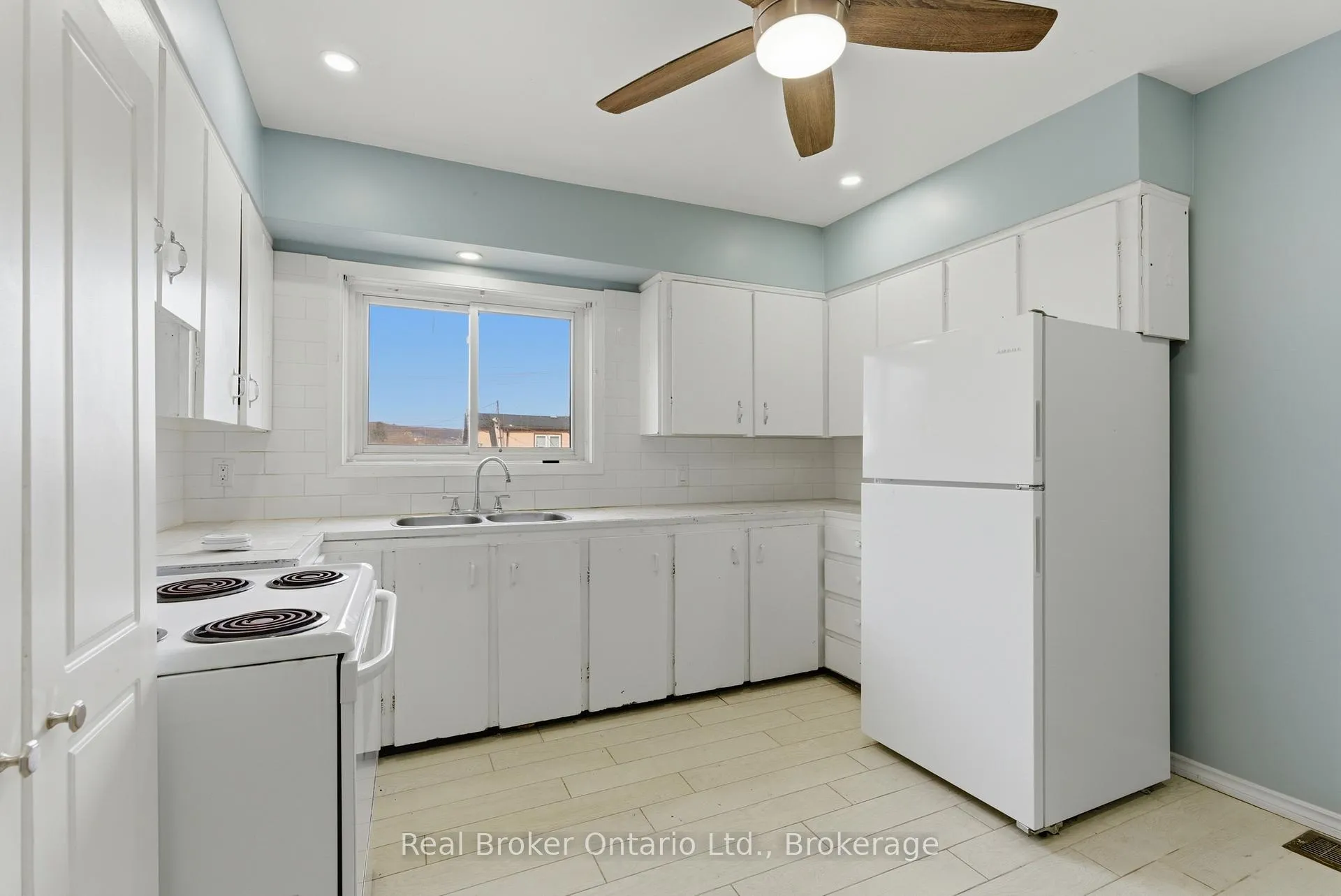 Photo 15 of 880 Lawrence Road, Hamilton, Bartonville — HOMEH