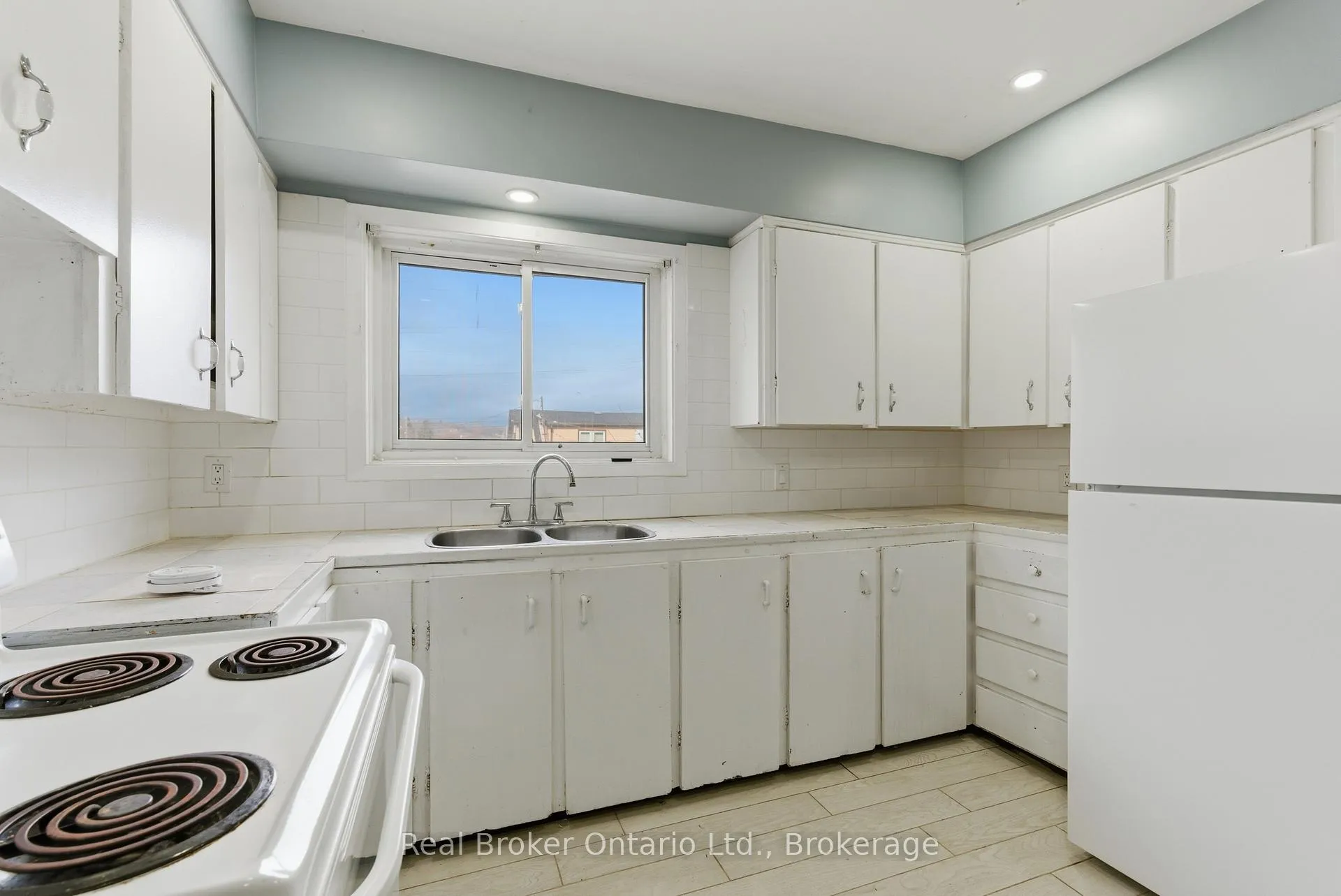 Photo 17 of 880 Lawrence Road, Hamilton, Bartonville — HOMEH
