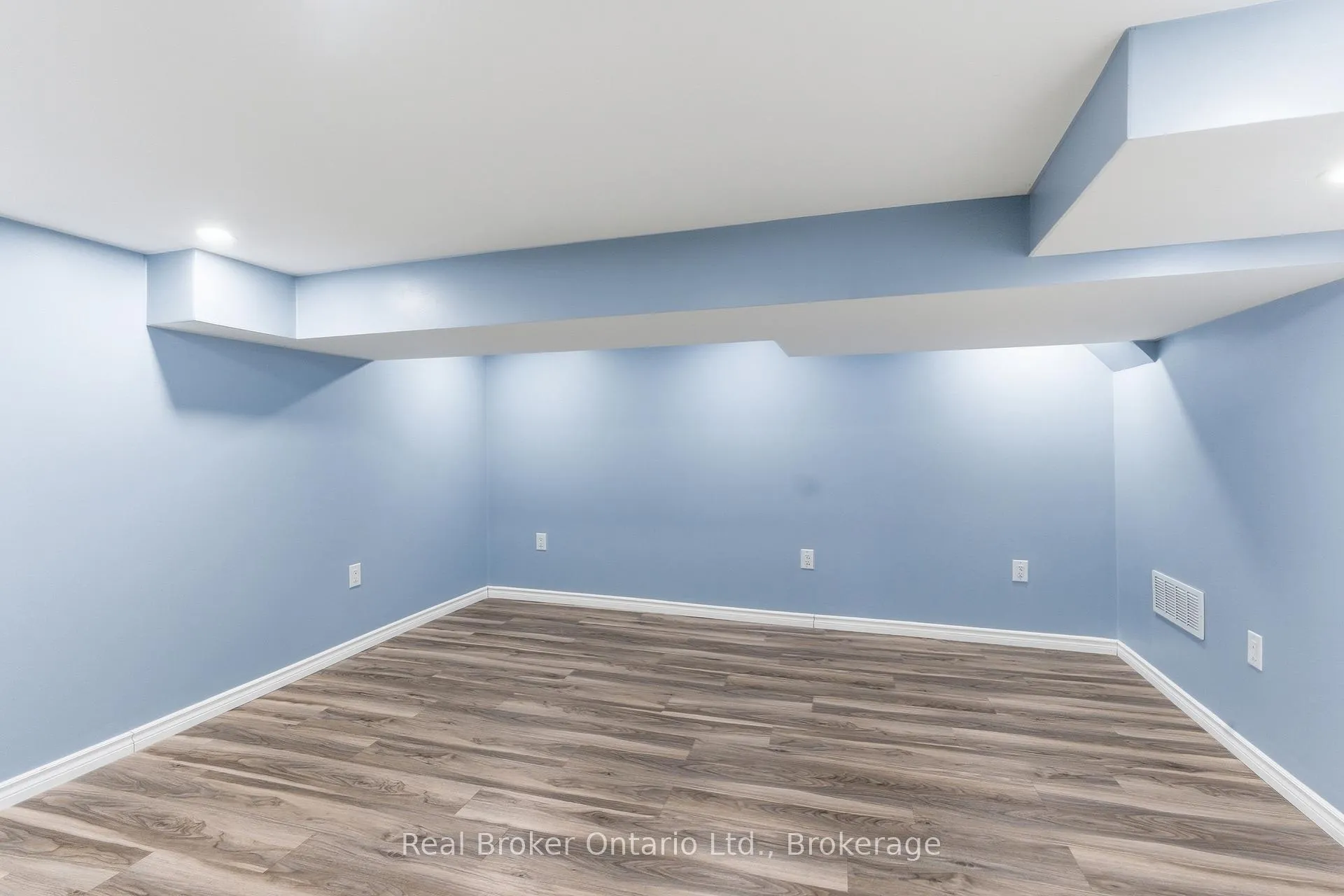 Photo 38 of 880 Lawrence Road, Hamilton, Bartonville — HOMEH