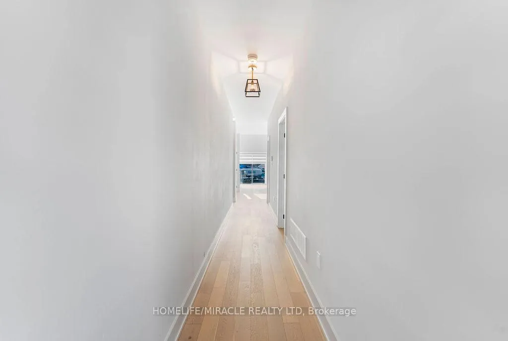 Photo 11 of 6 Rice Lane, Orillia — HOMEH