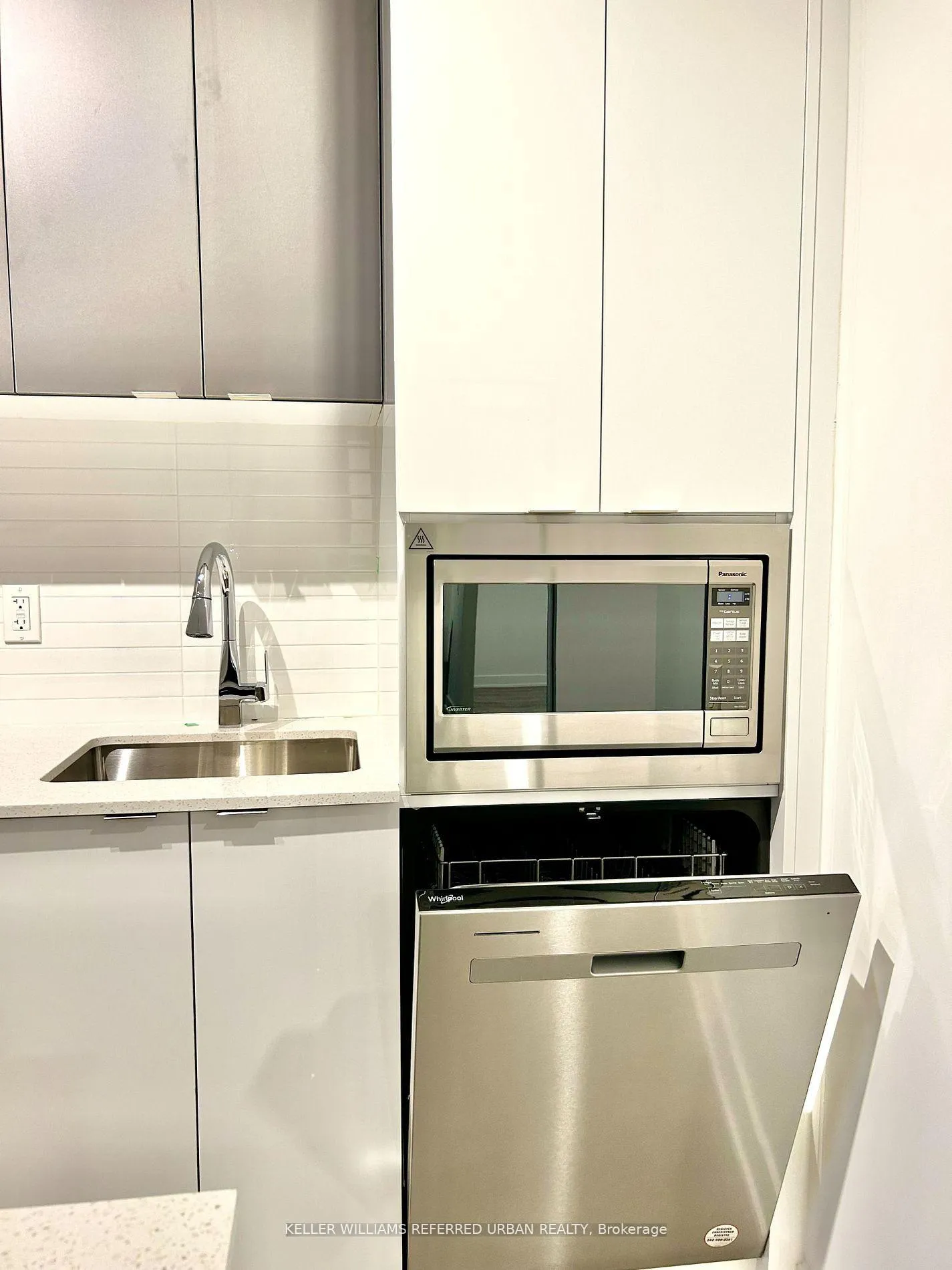 Photo 3 of Unit B-2304, 50 Upper Mall Way, Vaughan, Brownridge — HOMEH