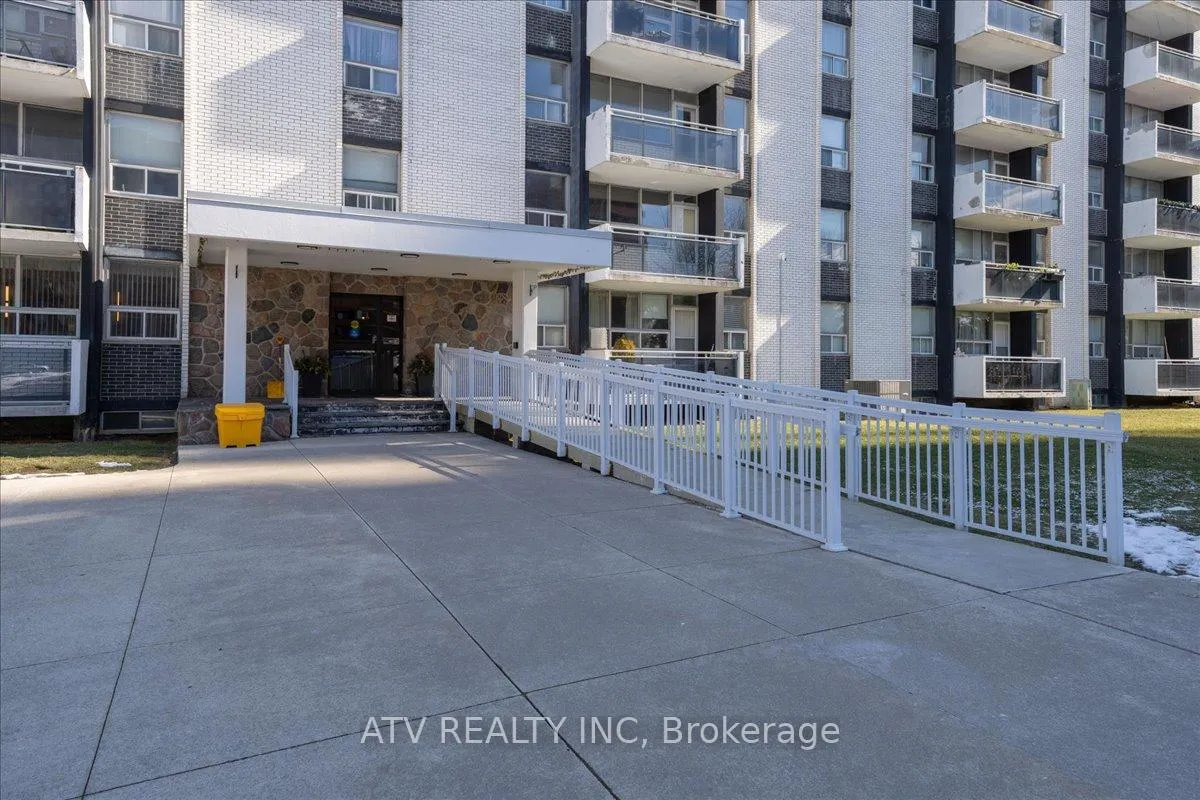 Photo 2 of Unit 804, 151 La Rose Avenue, Etobicoke, Humber Heights — HOMEH