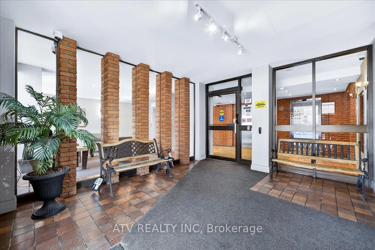Photo 3 of Unit 804, 151 La Rose Avenue, Etobicoke, Humber Heights — HOMEH