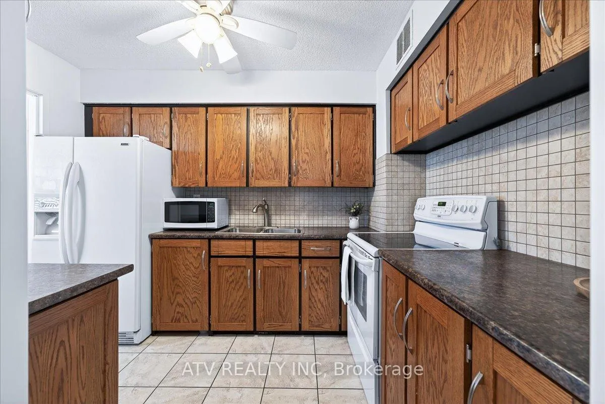 Photo 13 of Unit 804, 151 La Rose Avenue, Etobicoke, Humber Heights — HOMEH