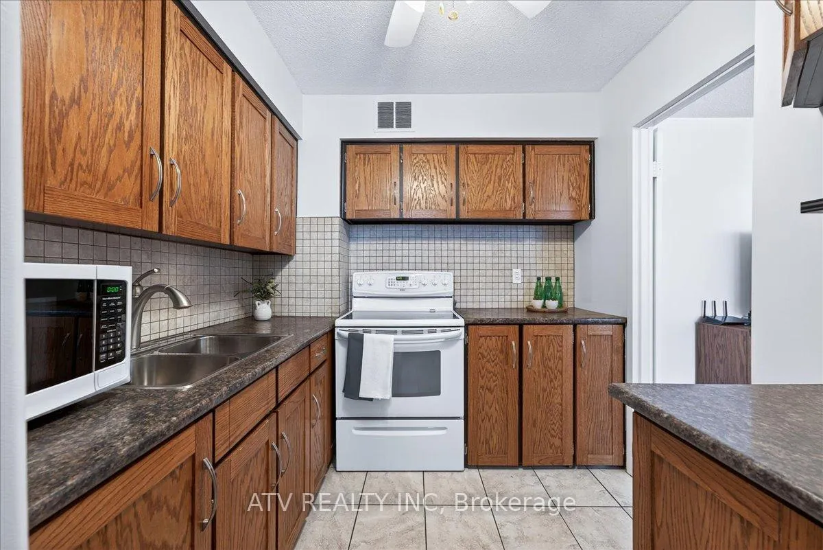 Photo 14 of Unit 804, 151 La Rose Avenue, Etobicoke, Humber Heights — HOMEH