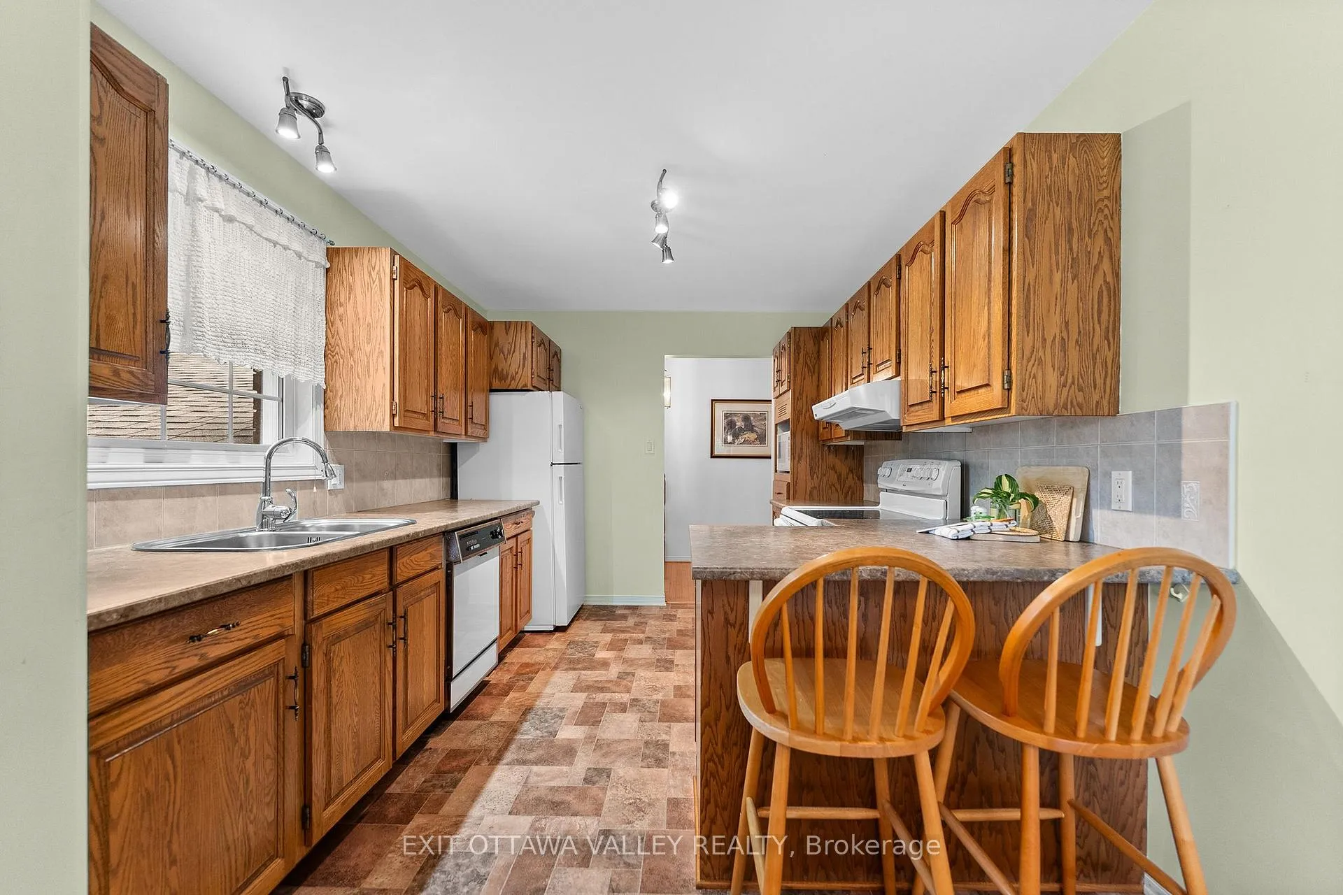 Photo 10 of 599 Hillside Avenue, Pembroke, Pembroke — HOMEH