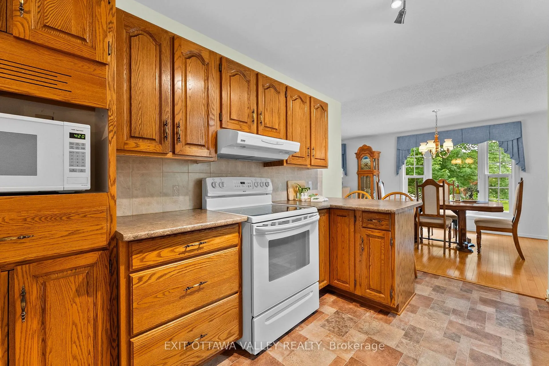 Photo 11 of 599 Hillside Avenue, Pembroke, Pembroke — HOMEH
